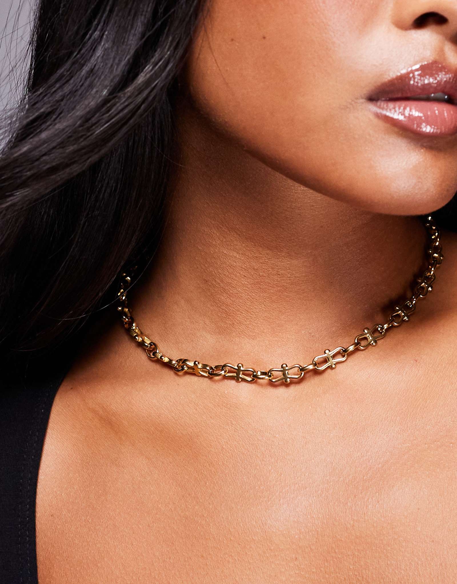 Колье на цепочке с золотым напылением на линии шеи