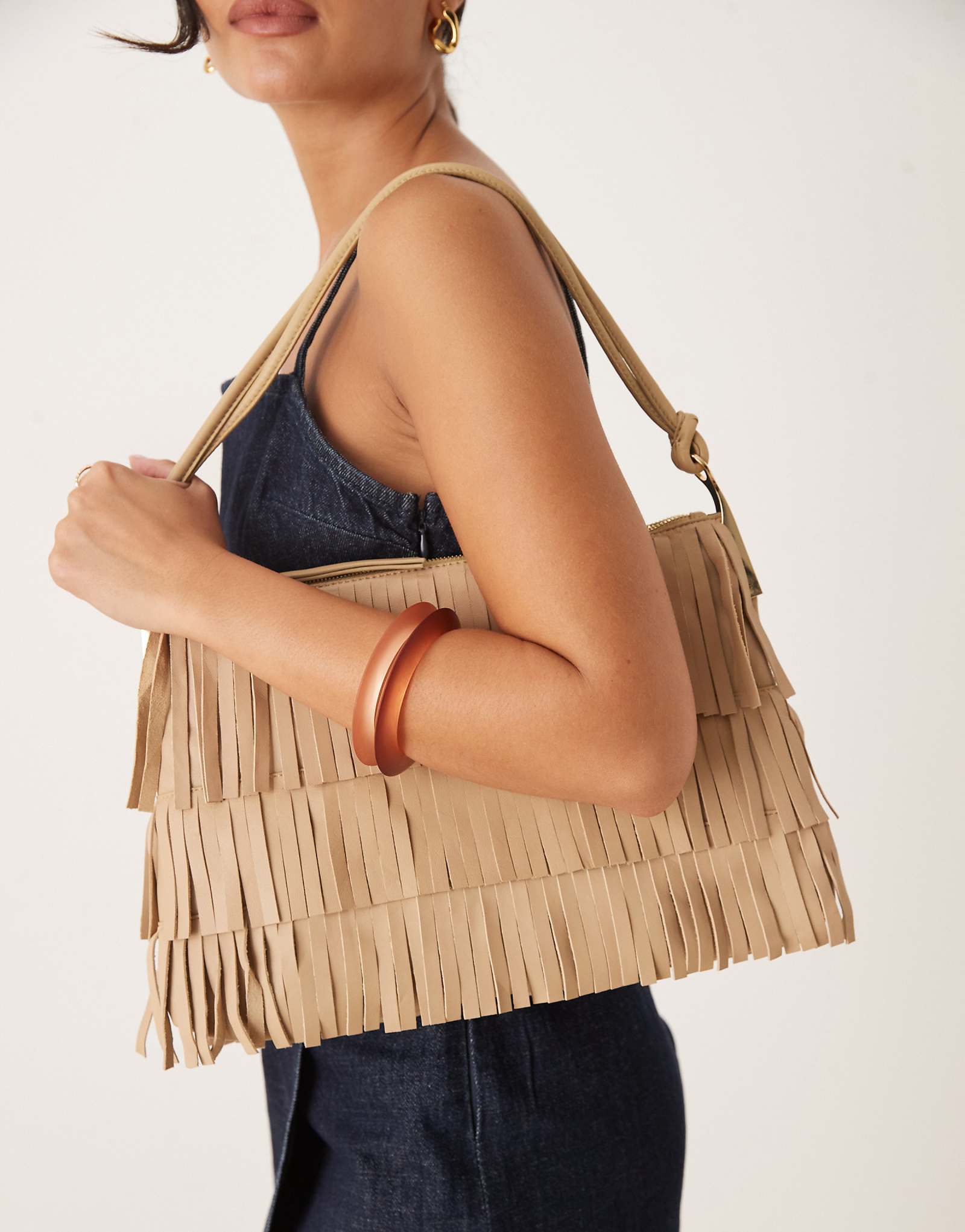 Большая кожаная сумка Mango с бахромой и золотыми вставками в песочном цвете 27090₽