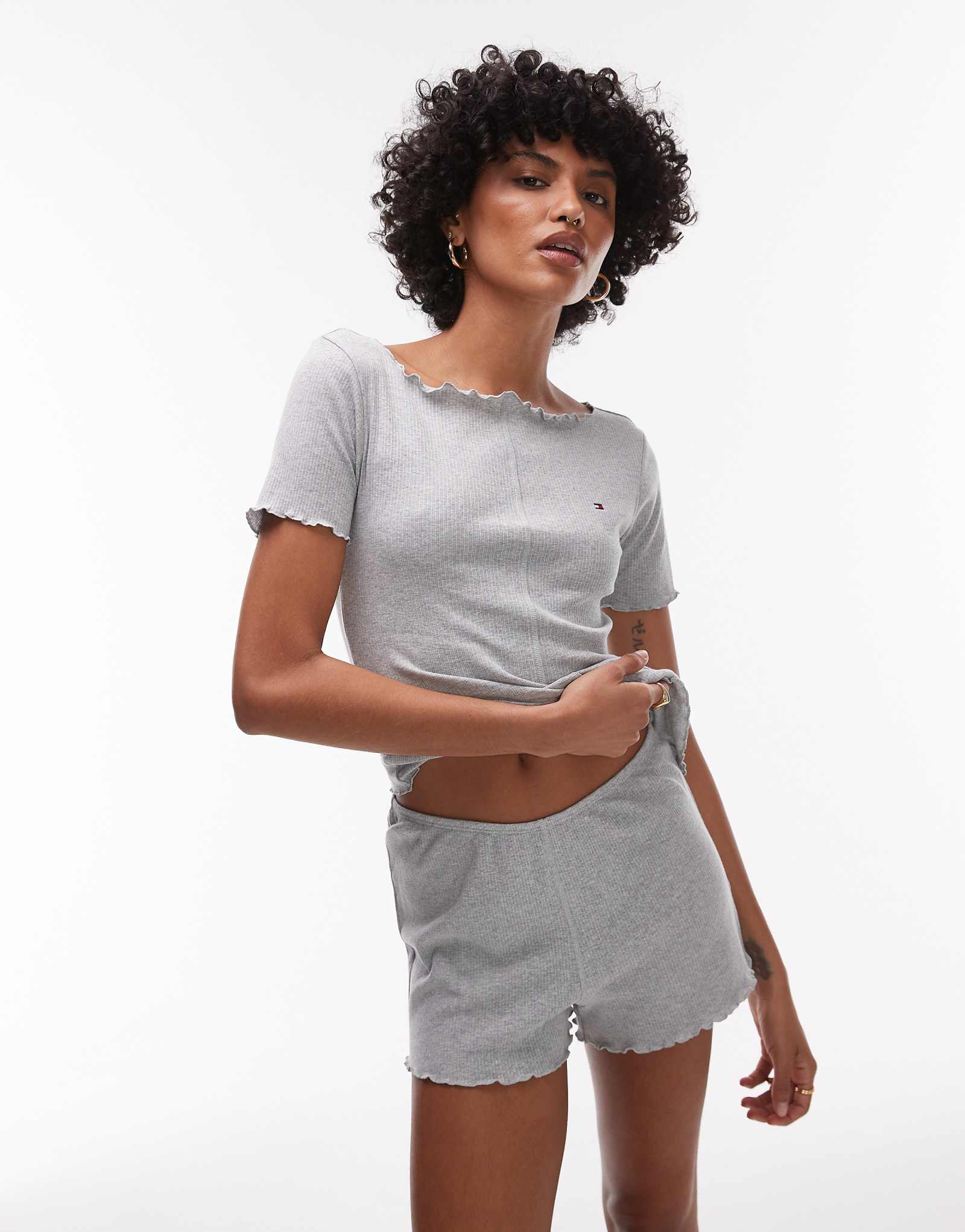 Пижамный комплект из футболки и шорт в рубчик от Tommy Hilfiger серого цвета 11790₽