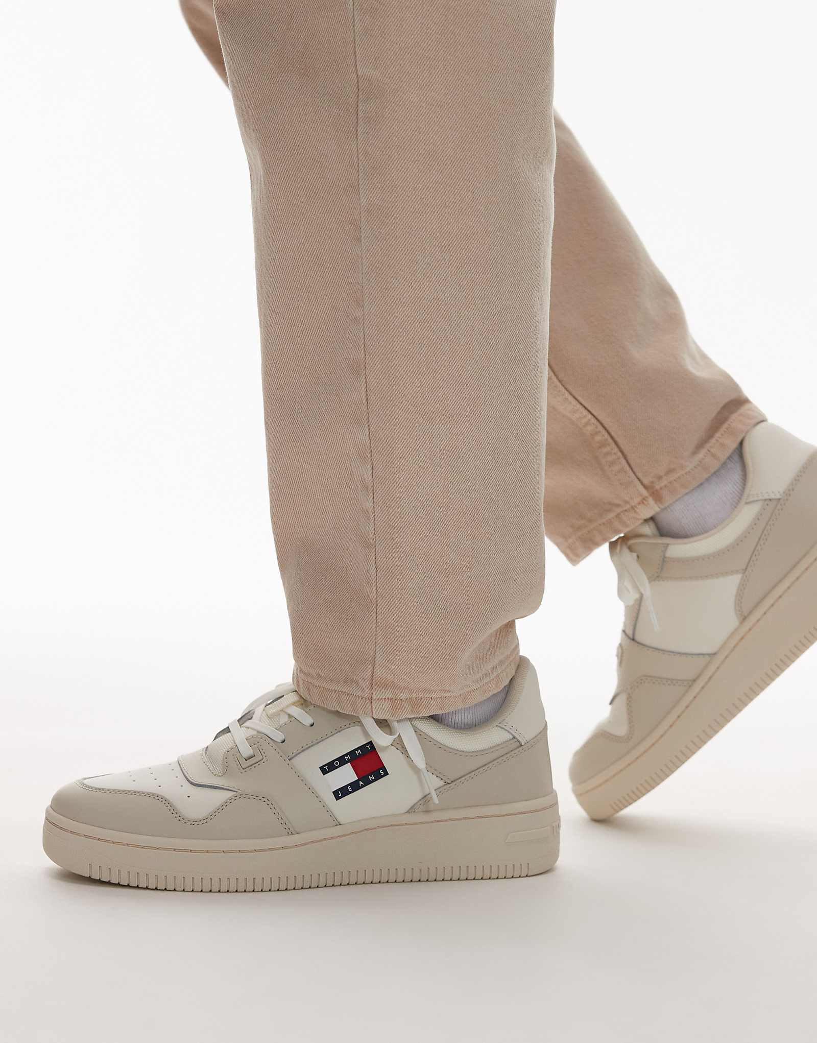 Кроссовки Tommy Jeans в стиле ретро цвета слоновой кости 26790₽