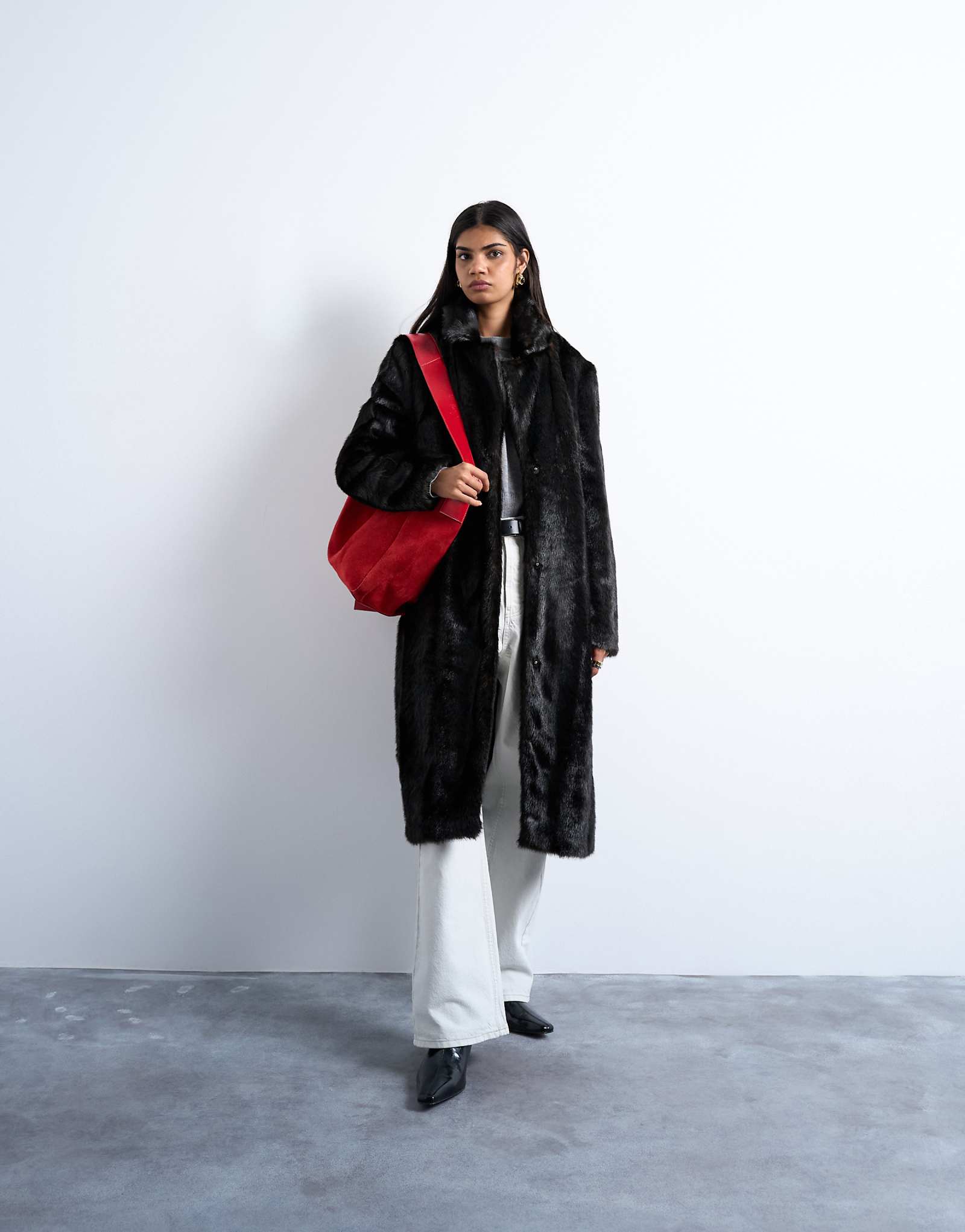 Удлиненное пальто из искусственного меха Topshop шоколадного цвета выходит в свет 37990₽