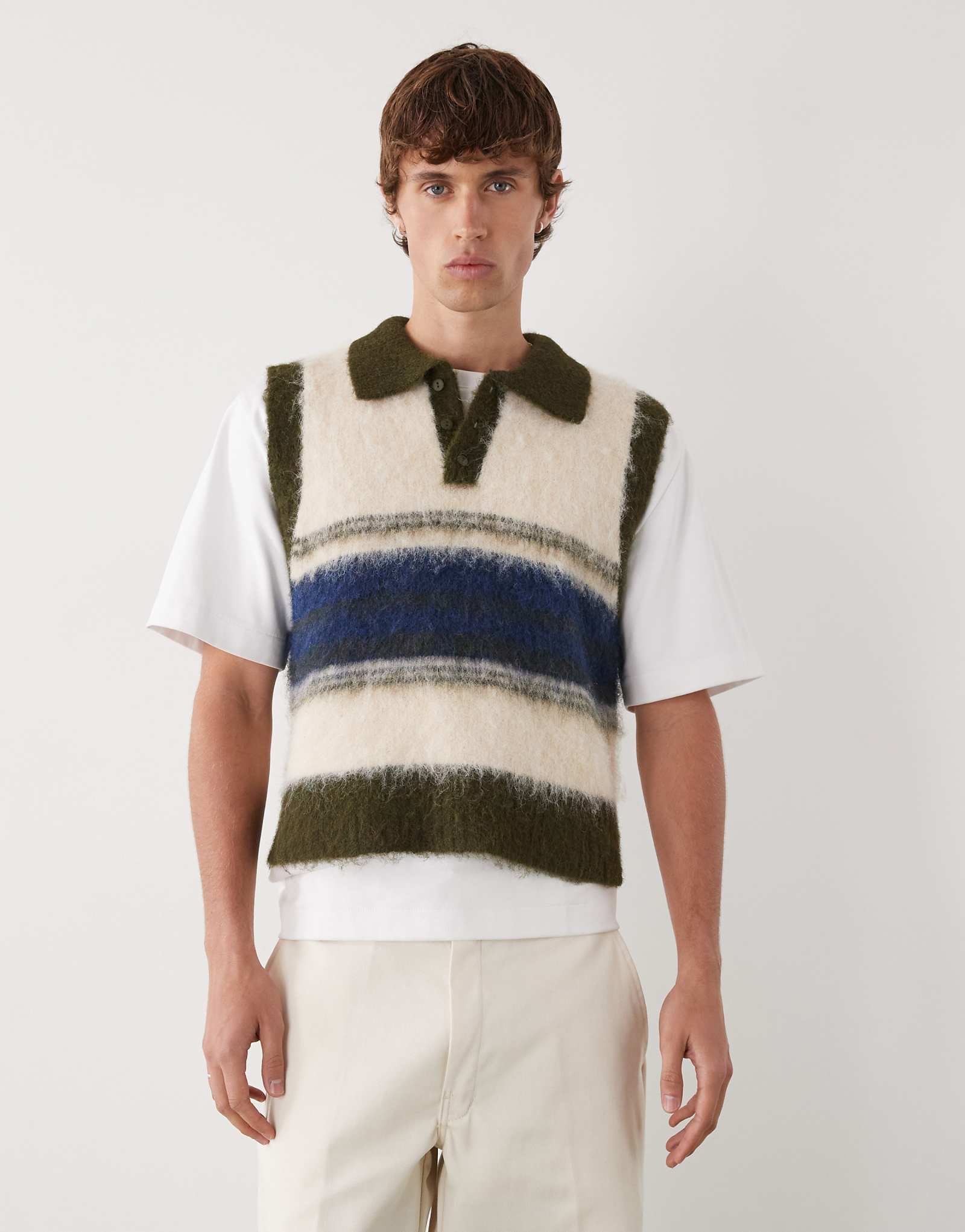 Обновленная винтажная майка из пушистого трикотажа с воротником в разноцветную полоску