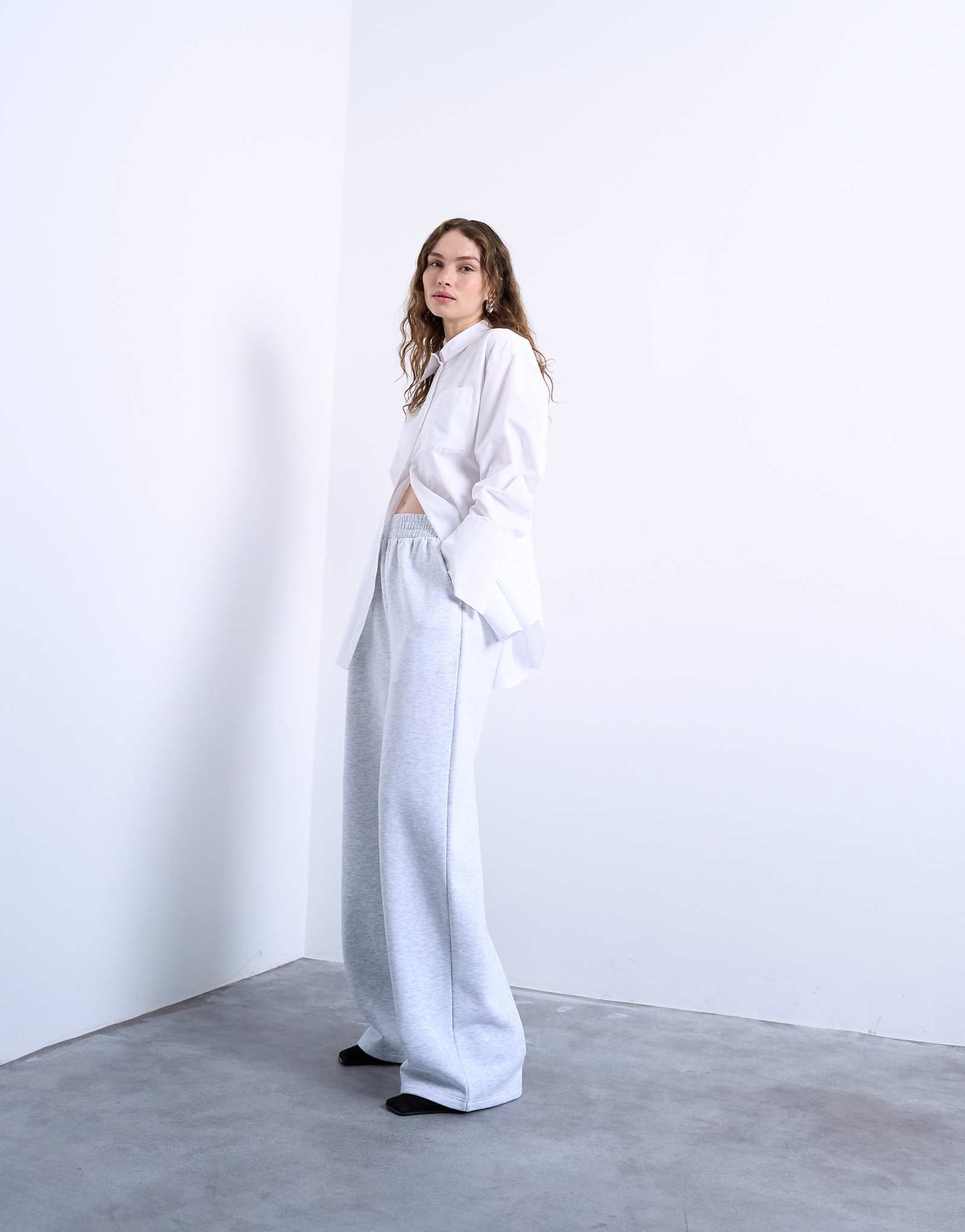 Спортивные брюки с прямыми штанинами от Topshop пепельно-серого цвета 11190₽