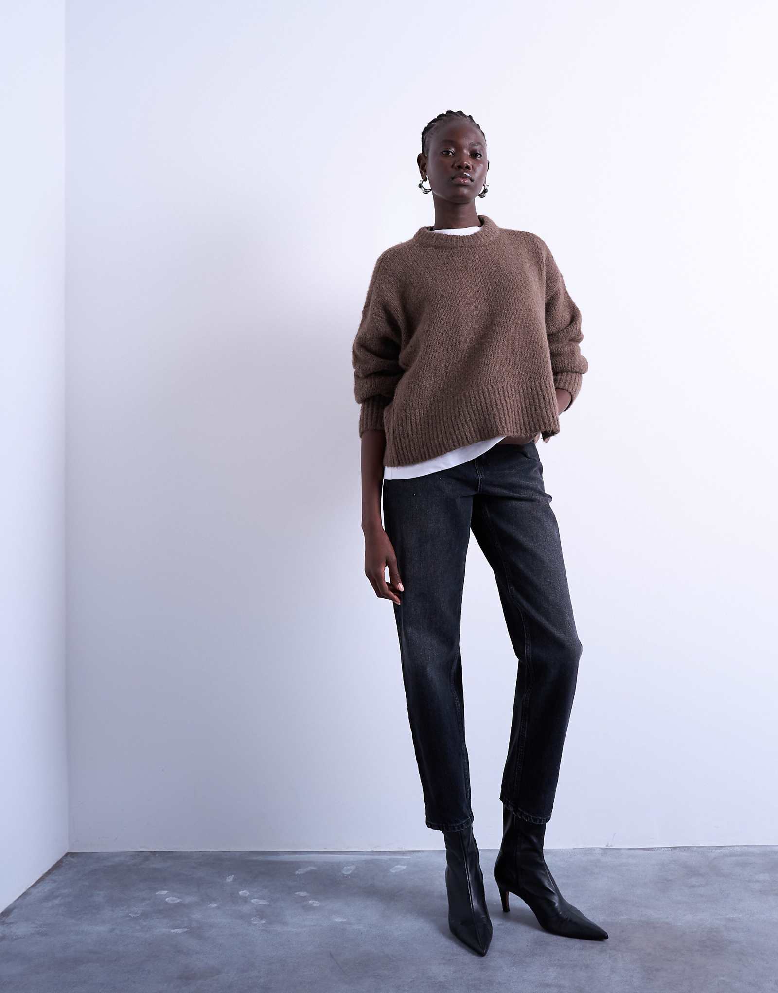 Застиранные черные джинсы Topshop mom 15590₽