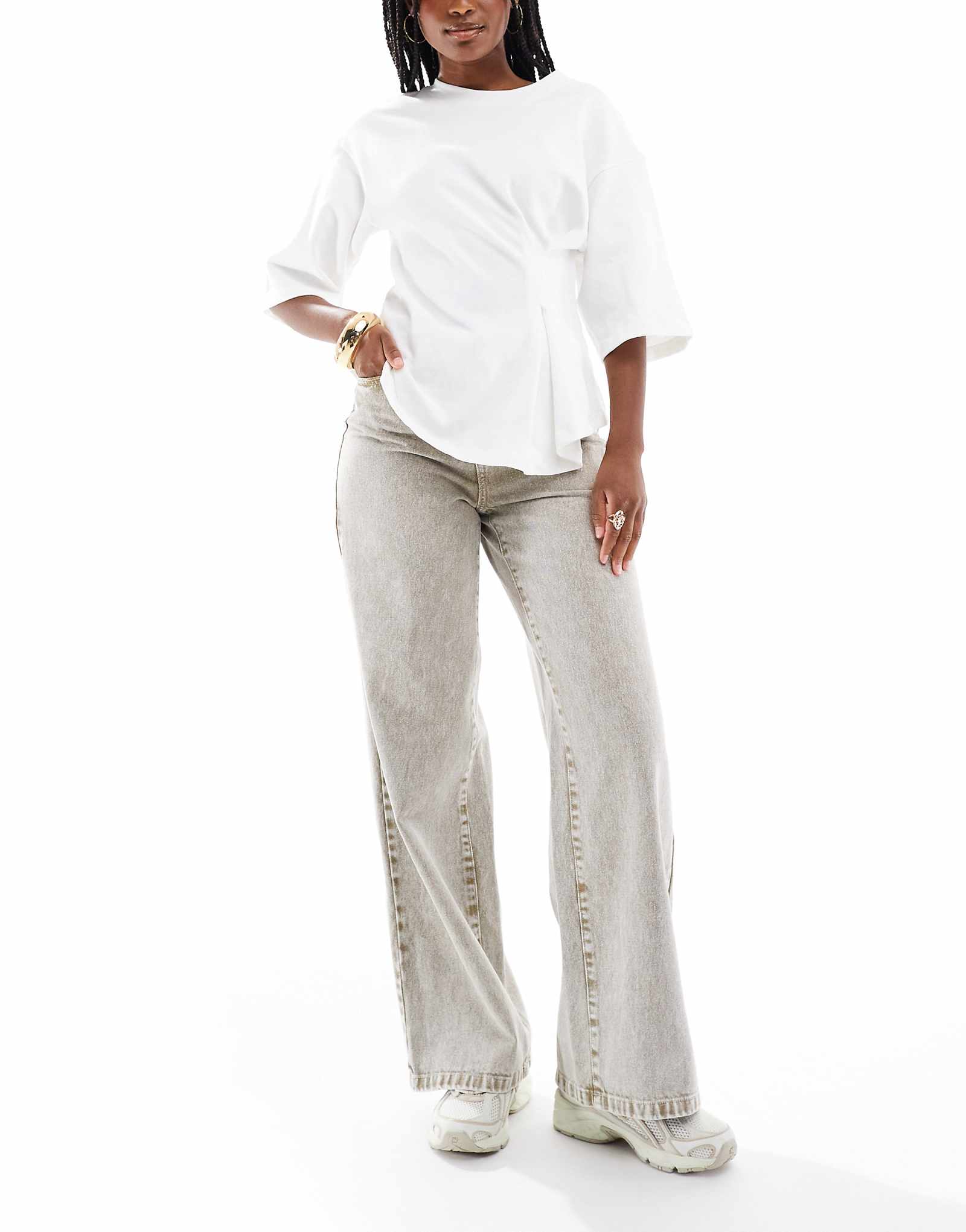 Джинсы с широкими штанинами из стиранного бежевого материала 16490₽