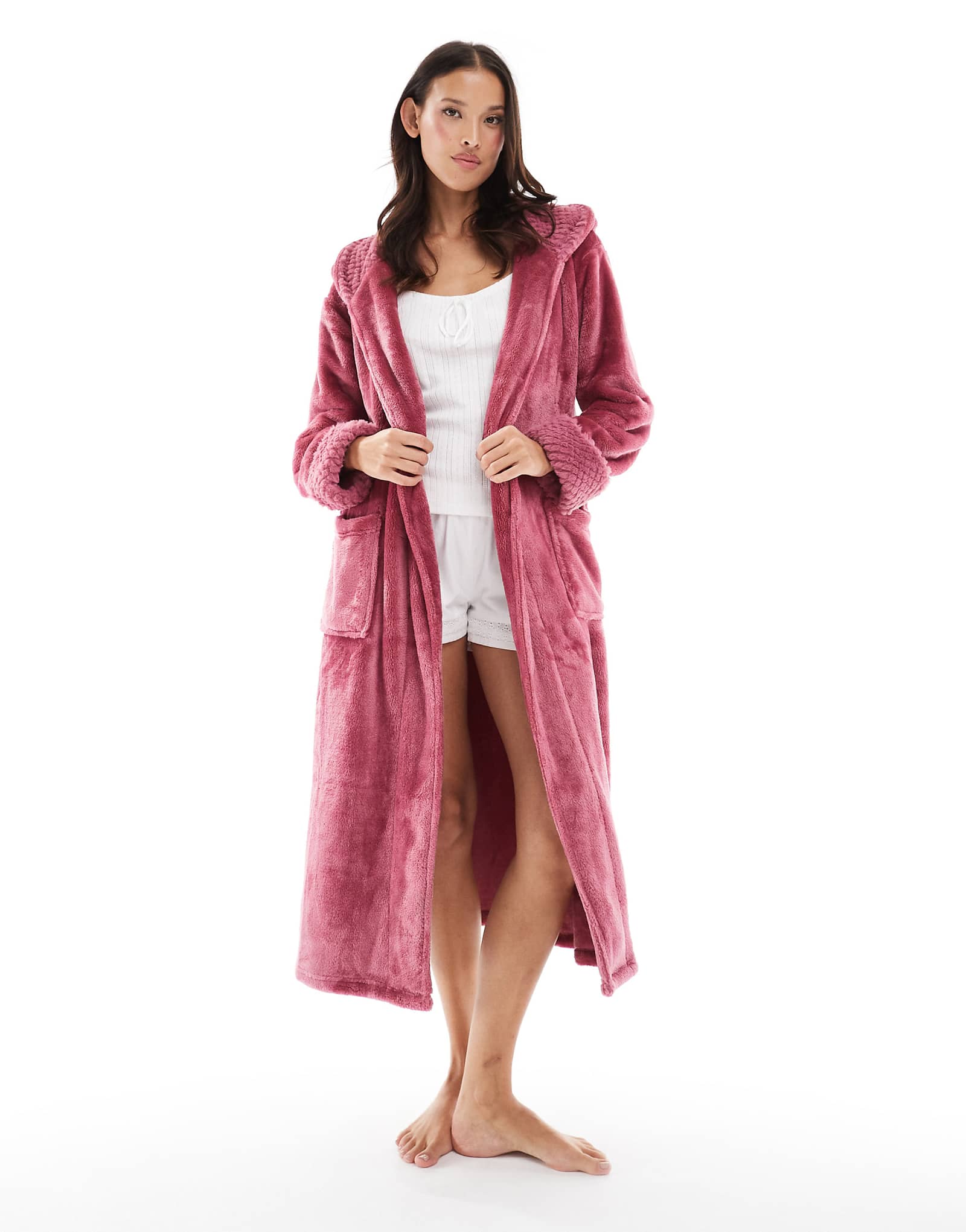 Поношенный длинный пушистый халат розового цвета