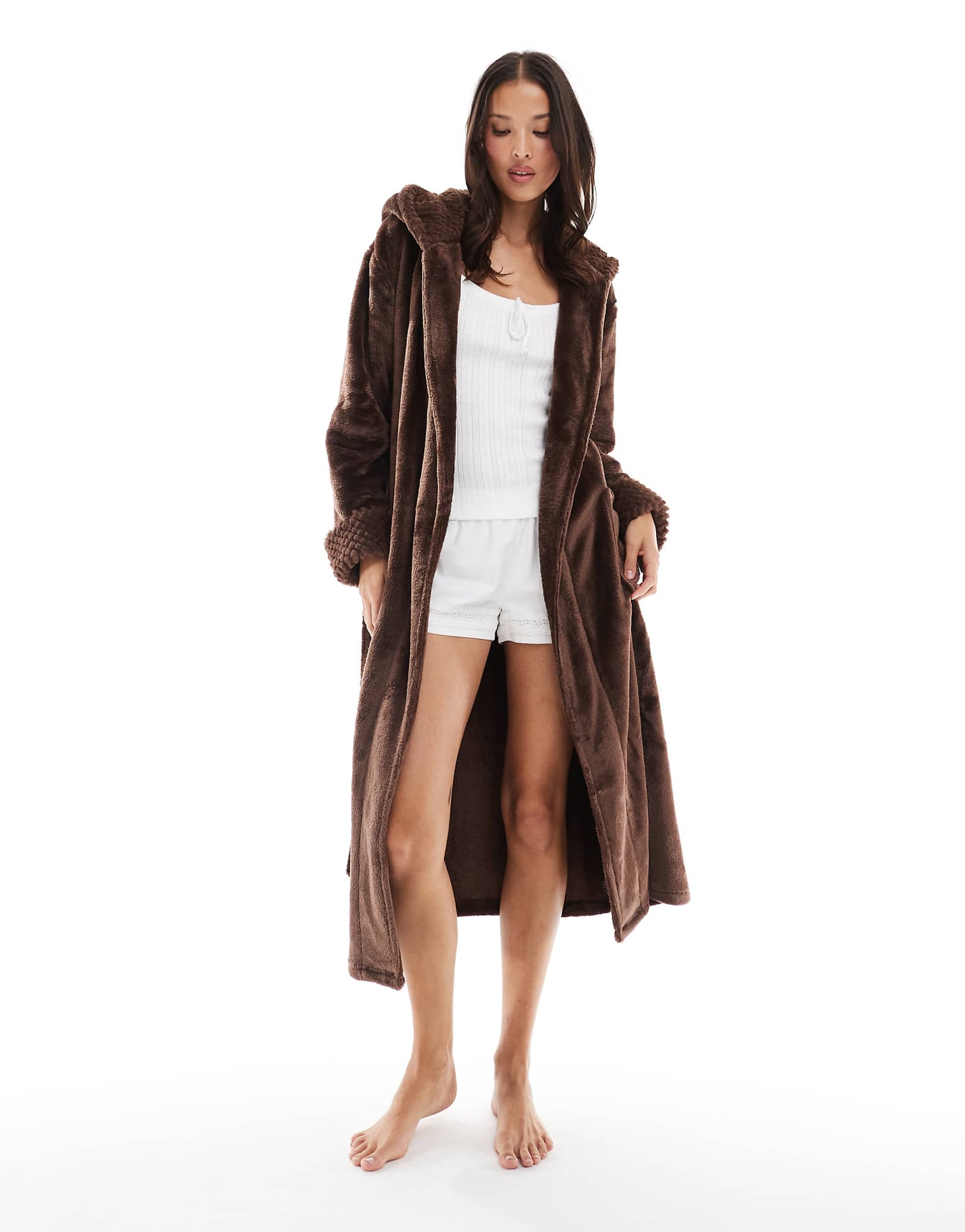 Поношенный длинный пушистый халат шоколадно-коричневого цвета