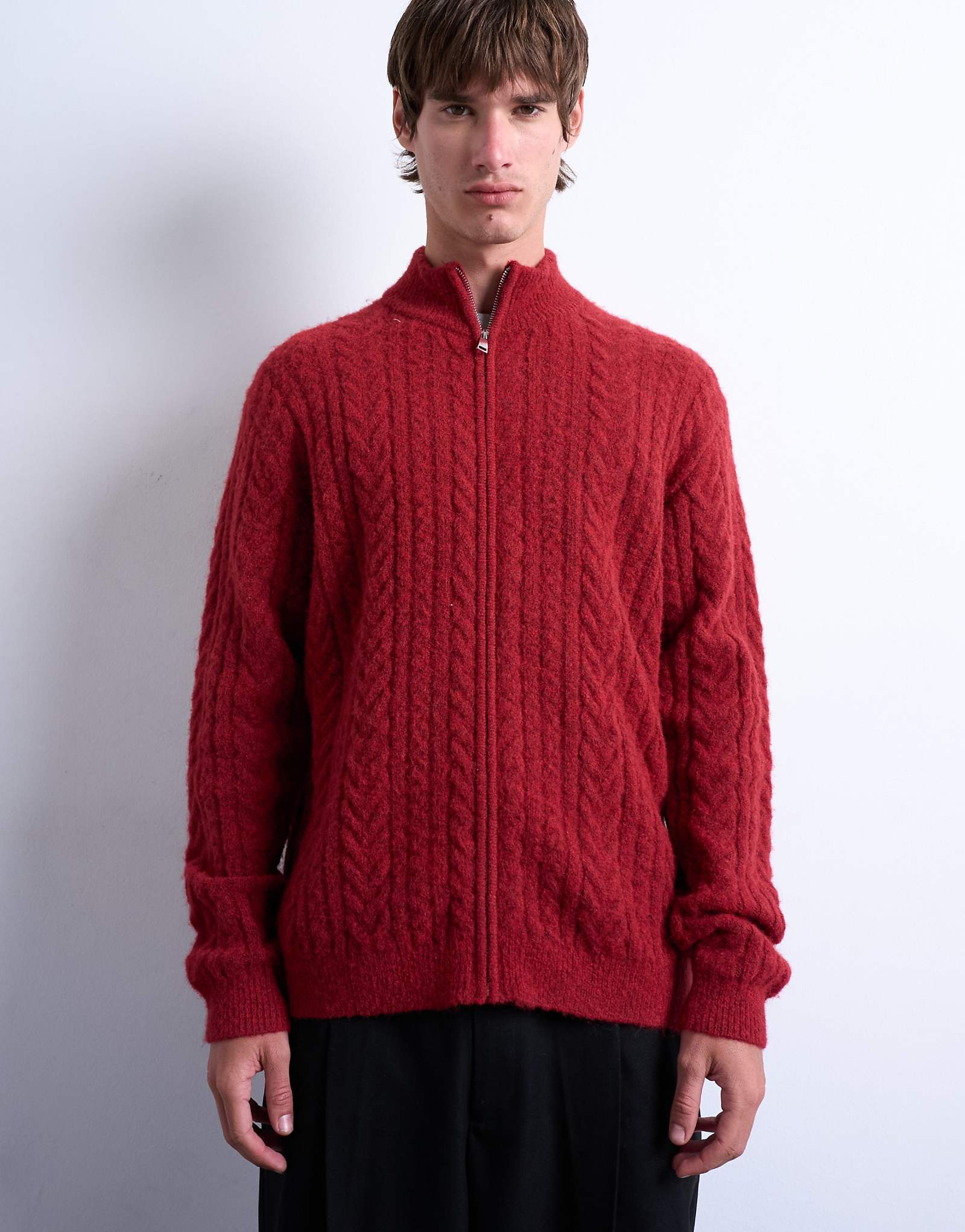 Вязаный кардиган Topman с круглым вырезом и застежкой-молнией красного цвета 14290₽