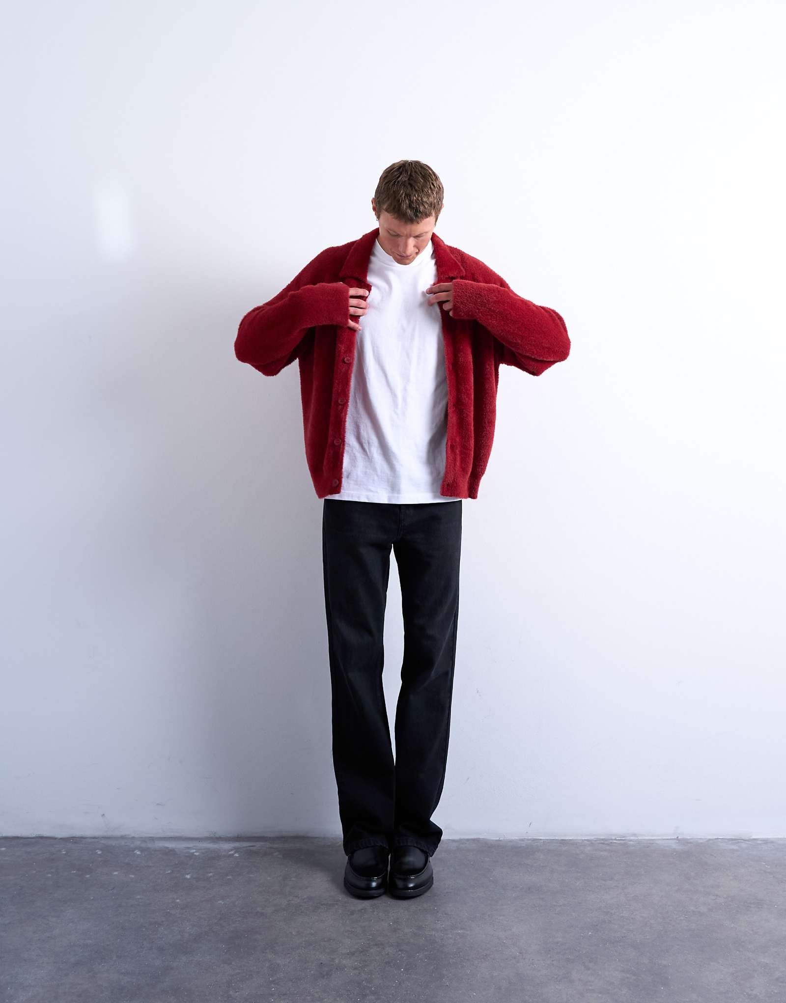 Жесткие расклешенные джинсы Topman черного цвета застиранные 15690₽