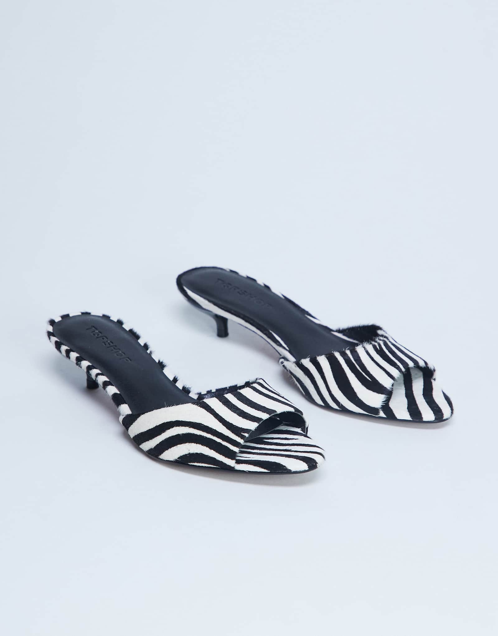 Шлепанцы из натуральной кожи Topshop Alba с открытым носком на каблуке в виде котенка в цвете зебра пони 14290₽