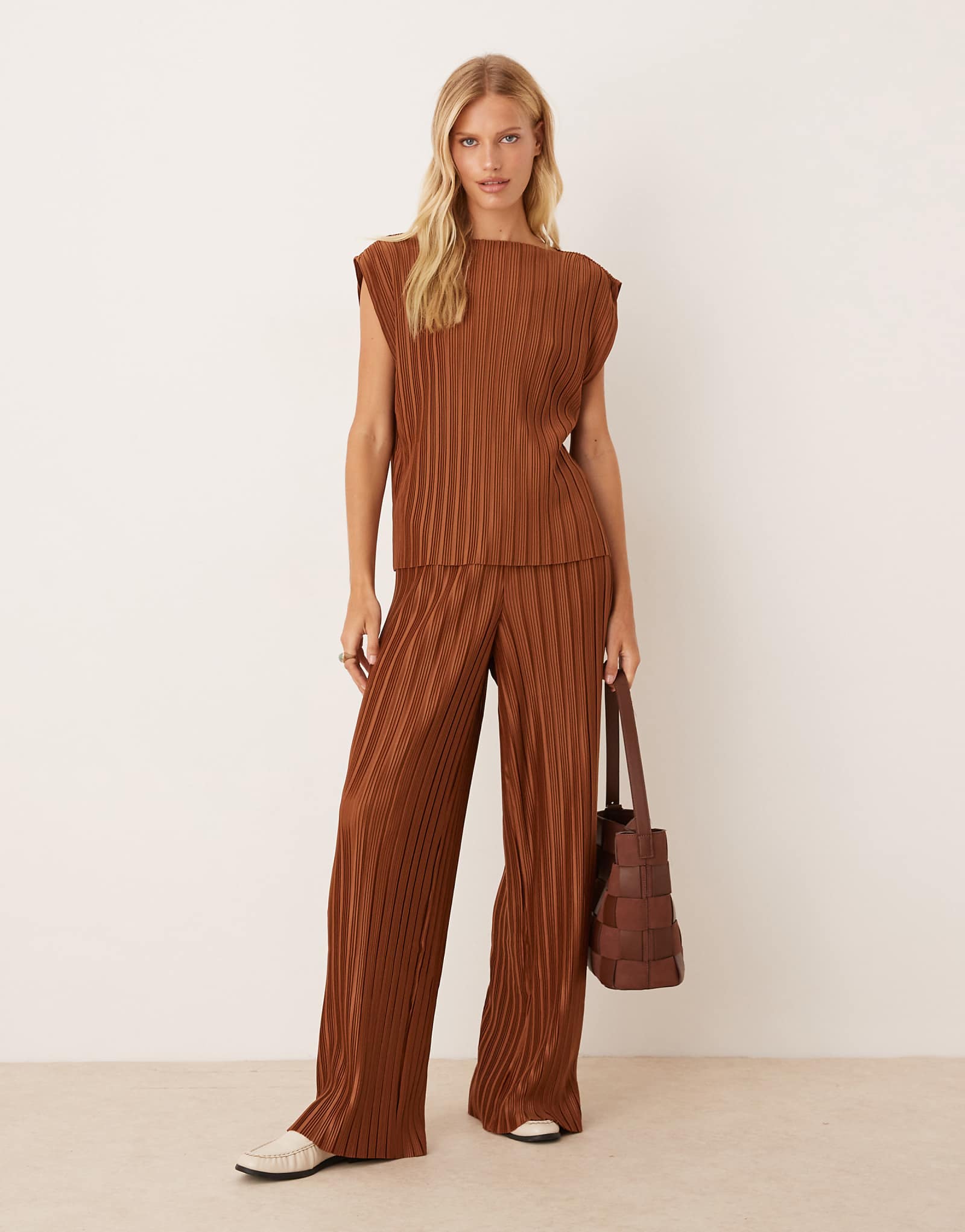 Широкие брюки VILA из плиссе бронзового цвета - часть комплекта 13290₽