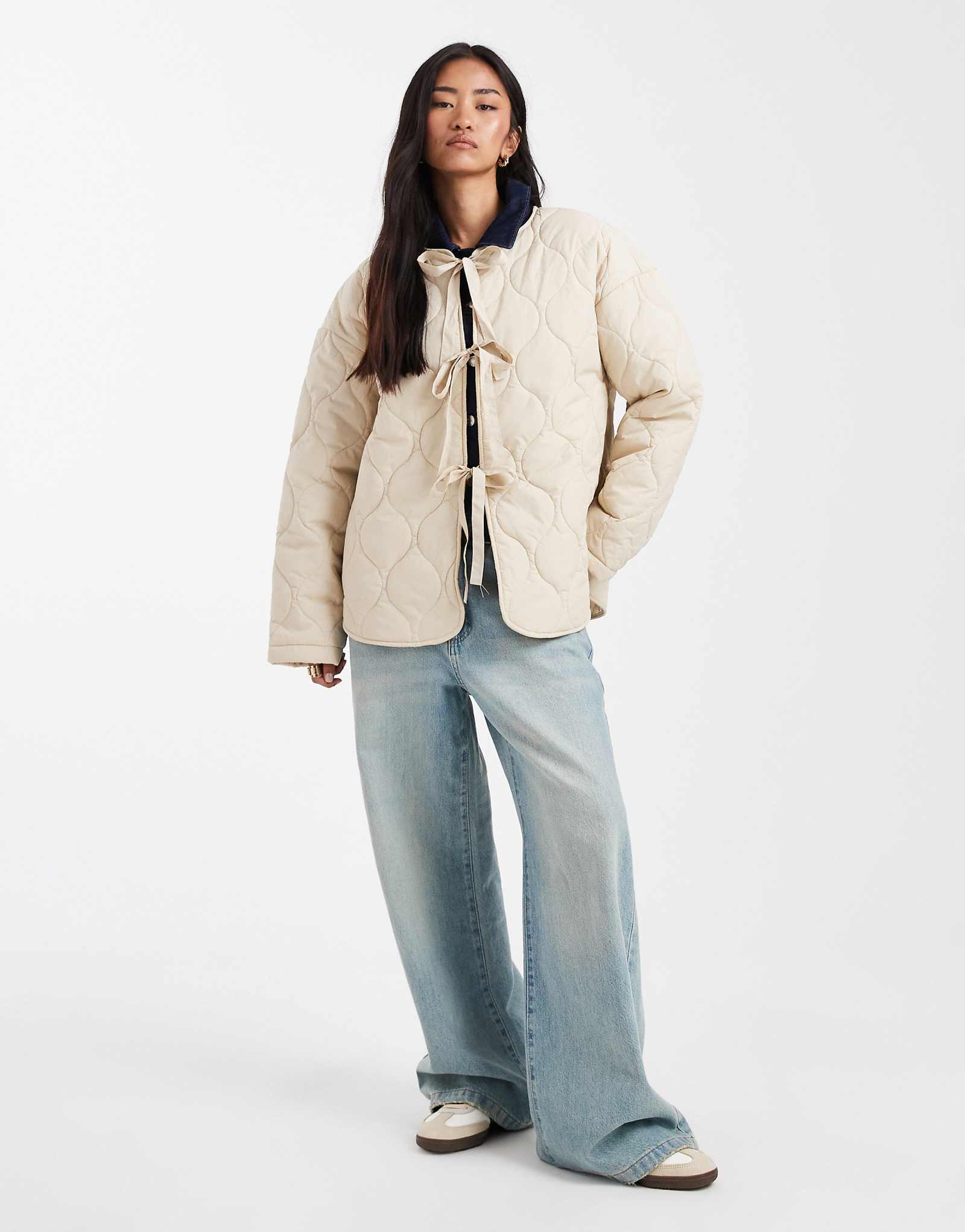 Стеганый жакет с завязками спереди от Vero Moda цвета овсяной муки 16490₽