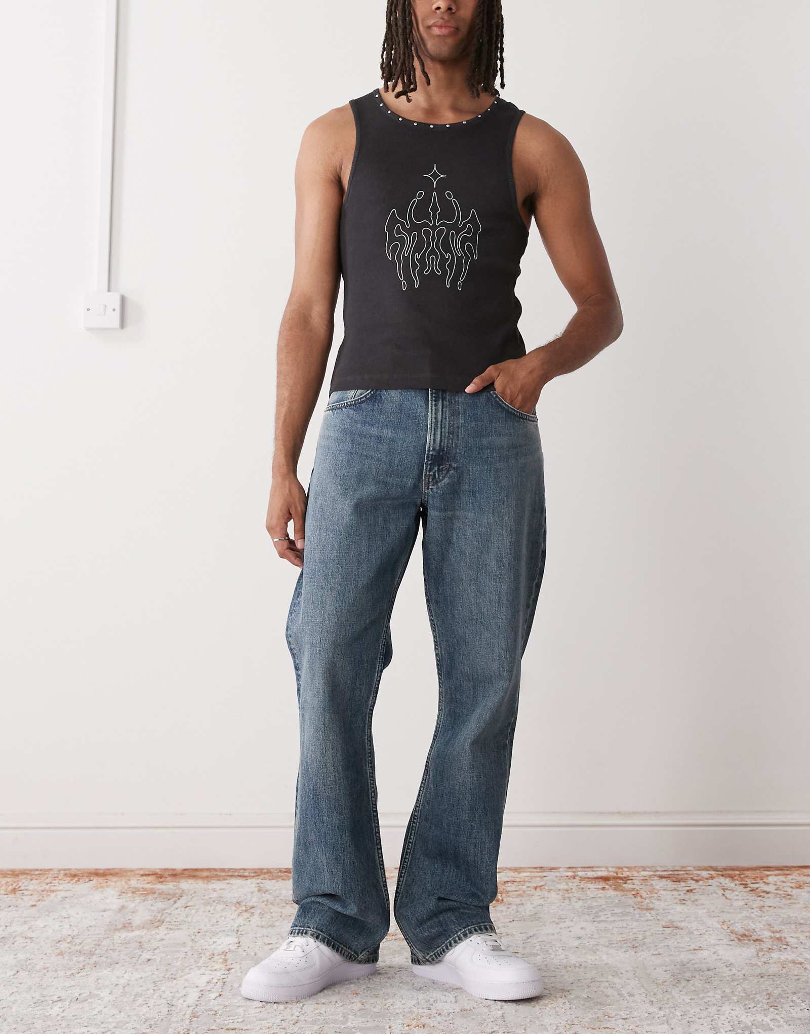 Расклешенные джинсы свободного кроя Weekday Mercury синего цвета с эффектом стирки 17790₽