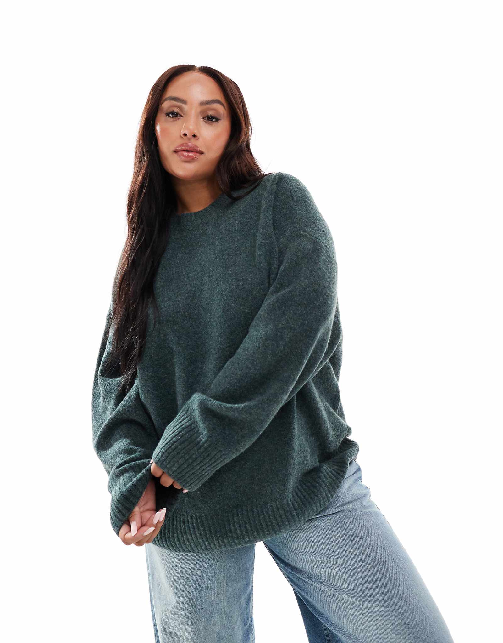 Мягкий свитер оверсайз с круглым вырезом Vero Moda Curve бальзамово-зеленого цвета 11290₽