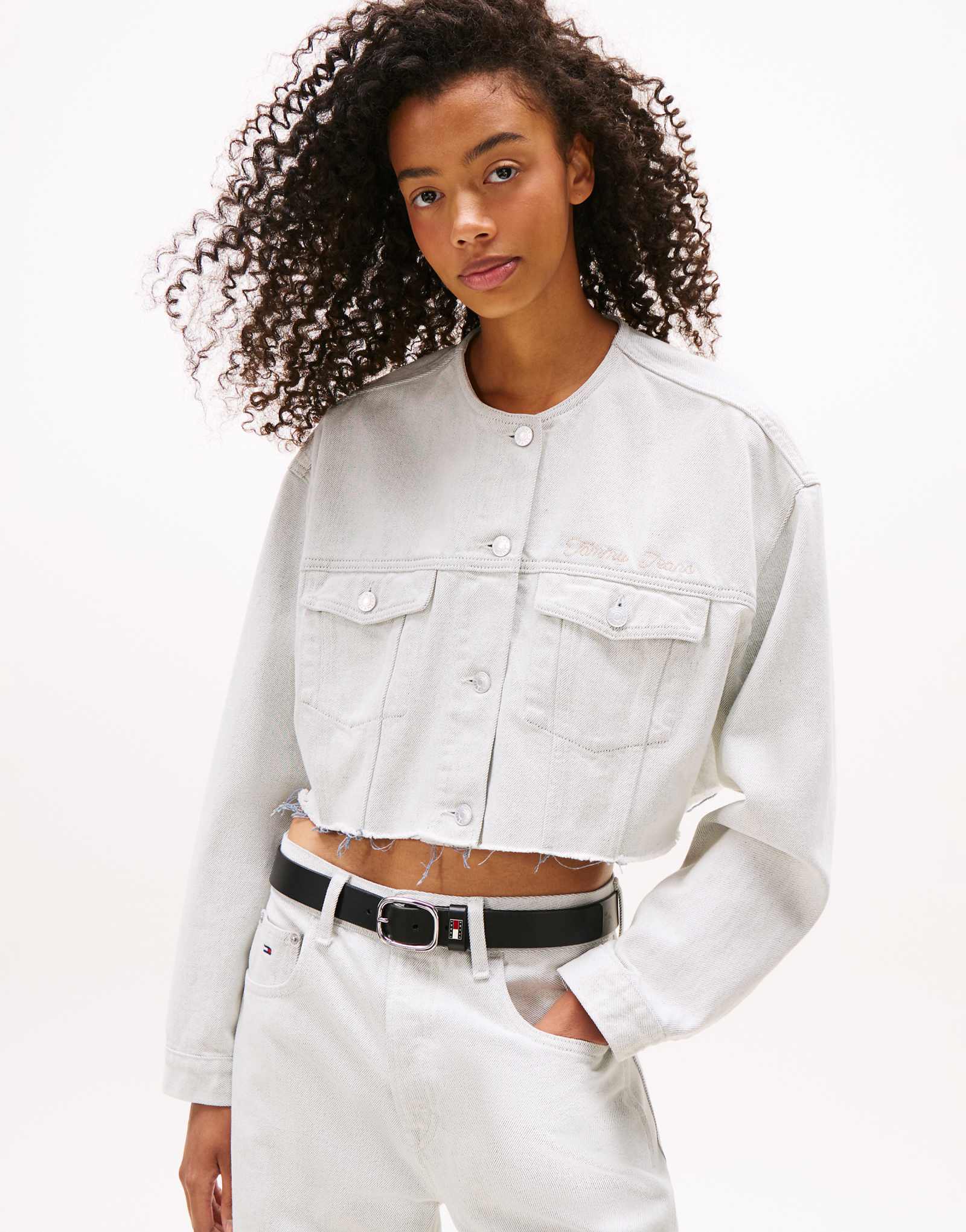 Джинсовая укороченная куртка Tommy Jeans светло-голубого цвета 29790₽