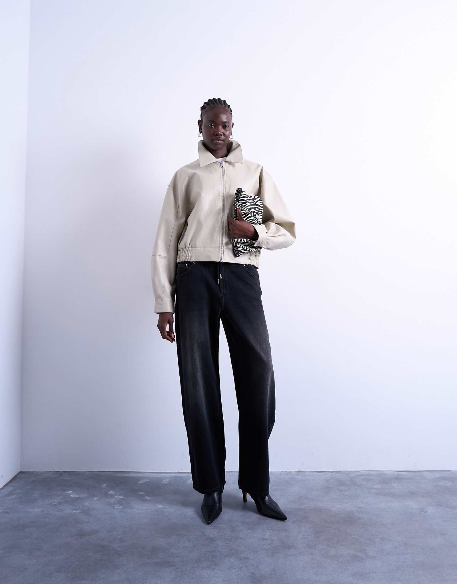 Джинсовые спортивные брюки Topshop черного цвета с завязками 16290₽