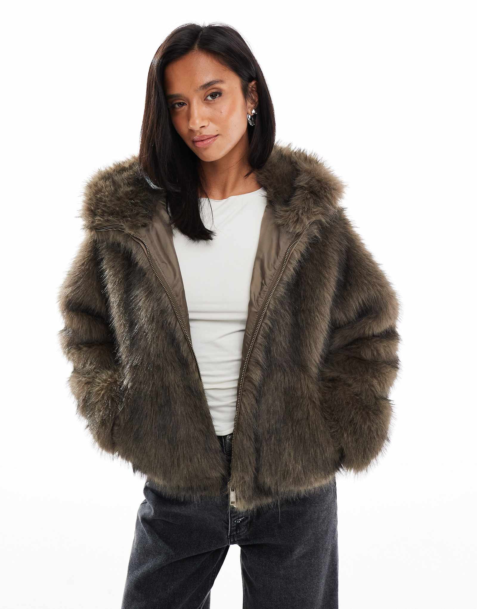 Миниатюрное пальто-бомбер из искусственного меха с капюшоном коричневого цвета от ASOS DESIGN 18390₽