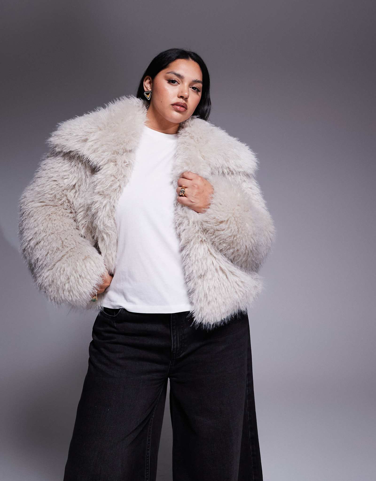 Укороченная куртка из искусственного меха ASOS DESIGN Curve кремового цвета 21690₽