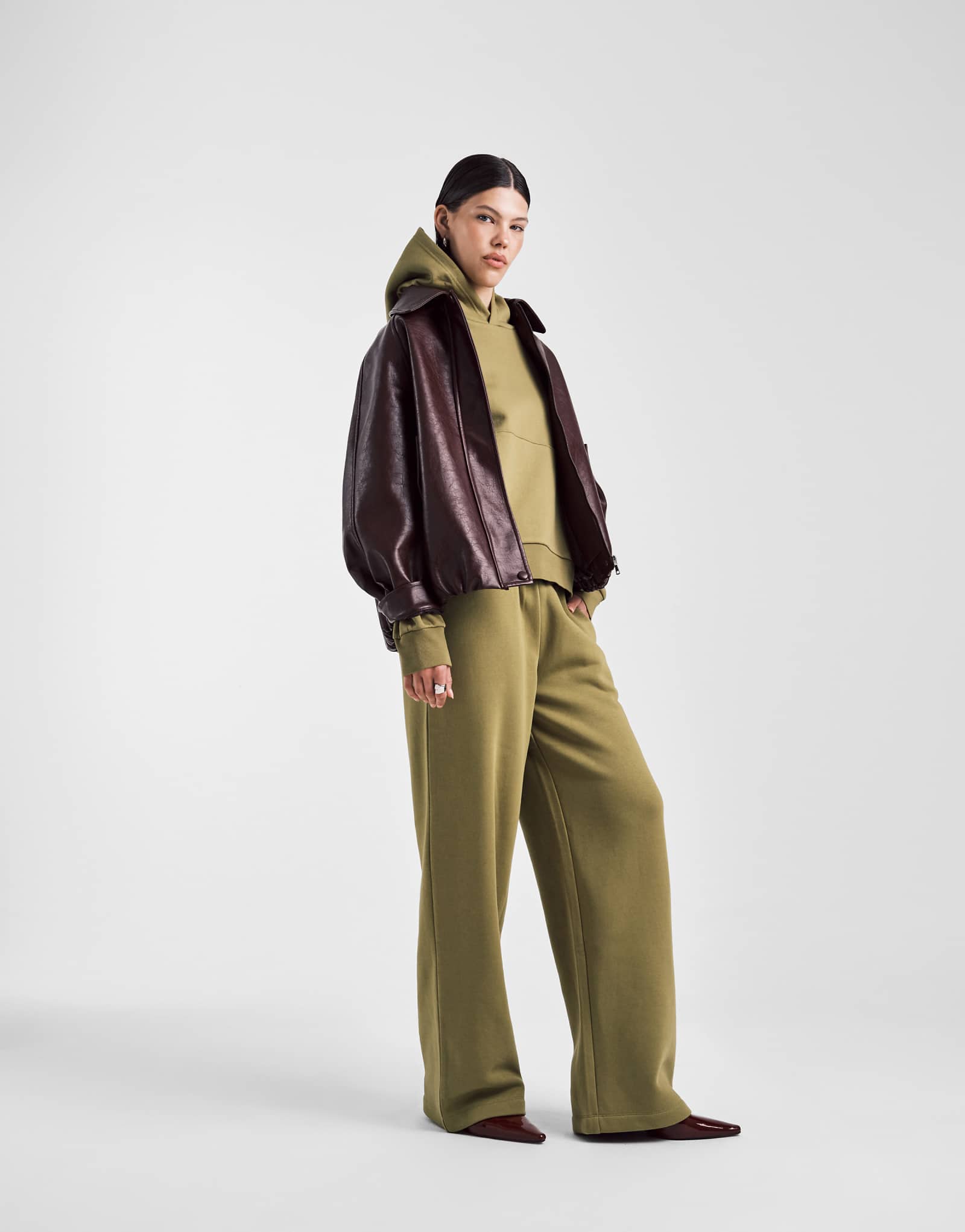 Широкие спортивные брюки ASOS DESIGN brushback зеленого цвета 6090₽