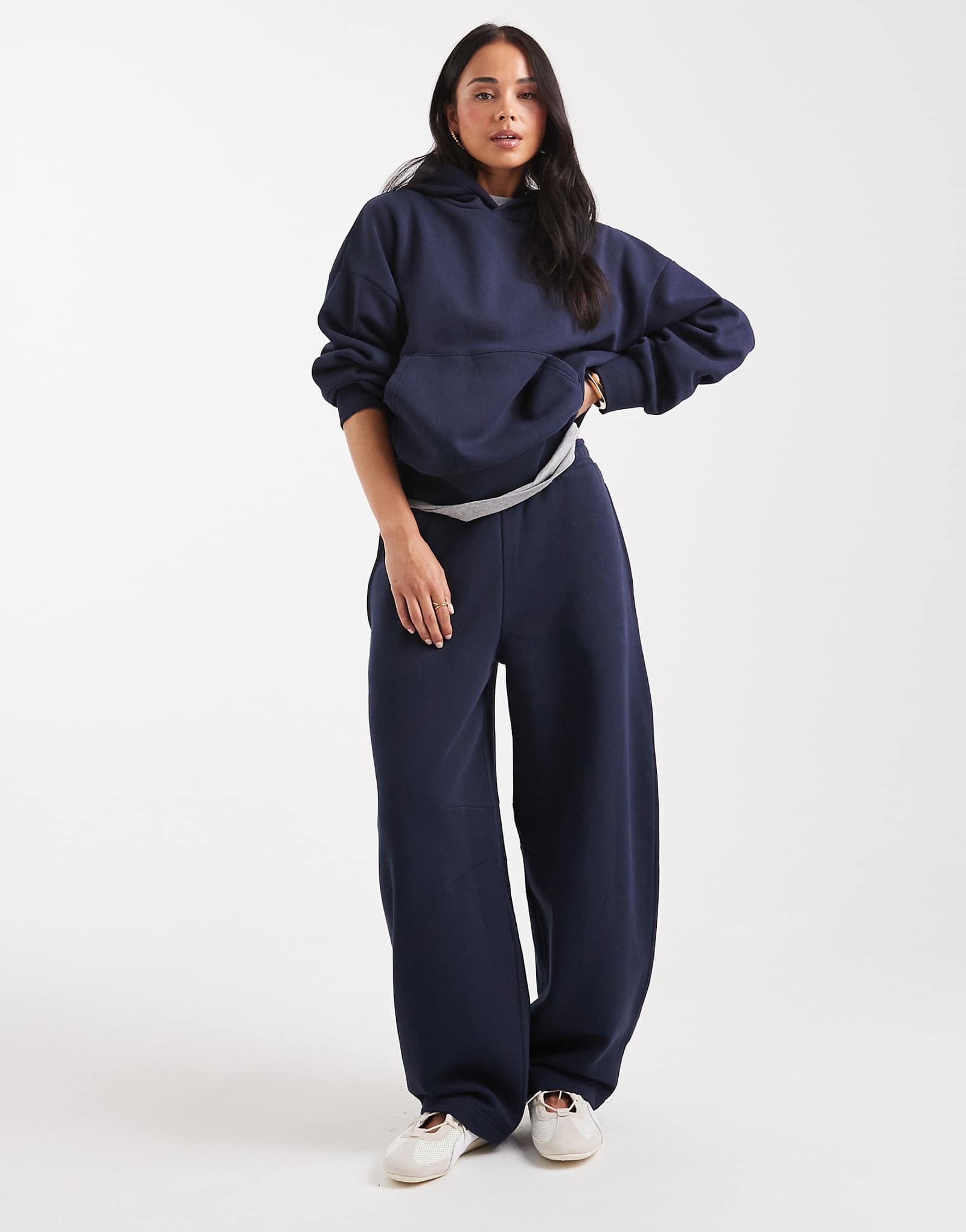 Спортивные брюки ASOS DESIGN с откидной спинкой и бочкообразными штанинами темно-синего цвета 7790₽