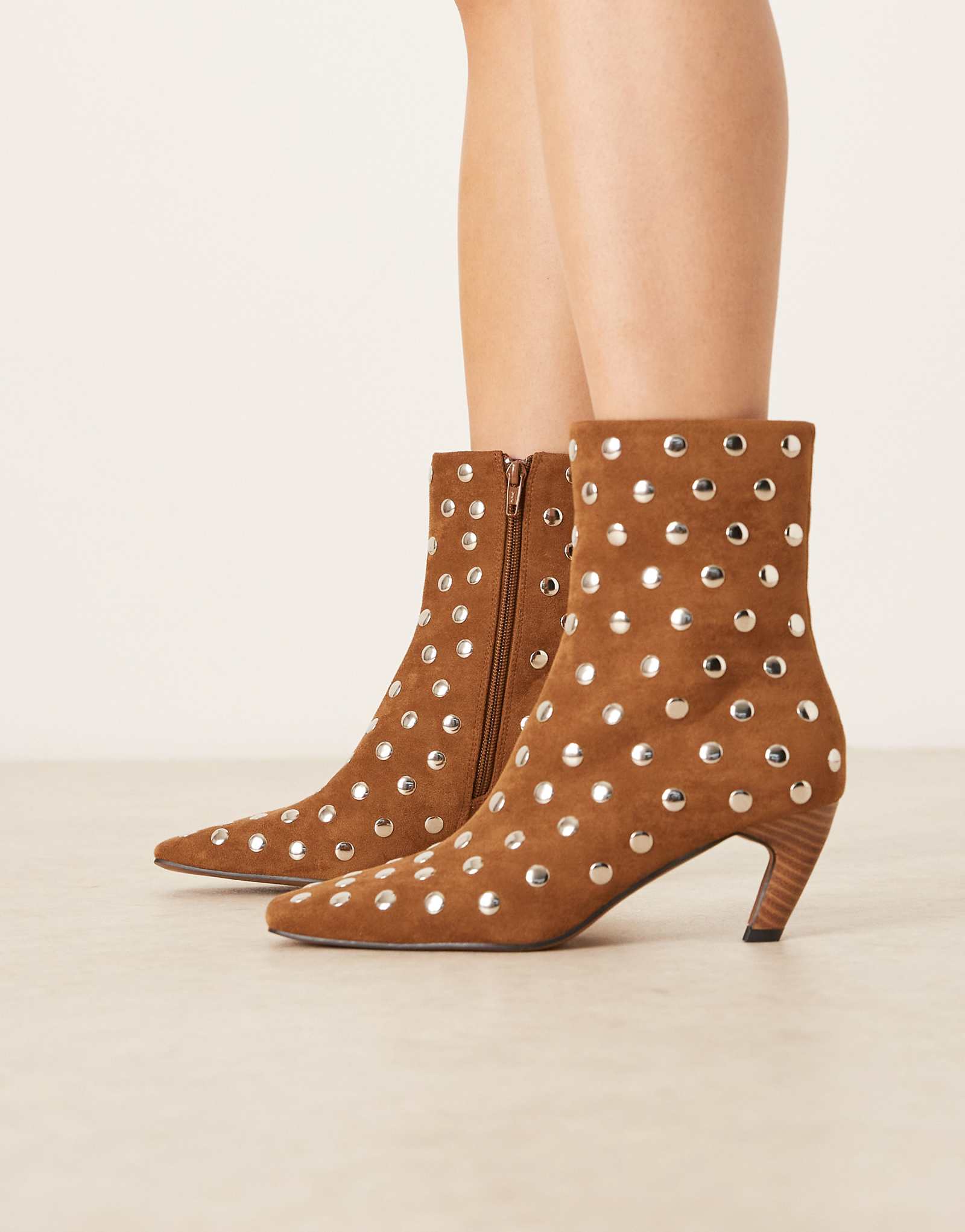 Ботильоны ASOS DESIGN Raye с острым носком и заклепками из коричневой замши 16290₽