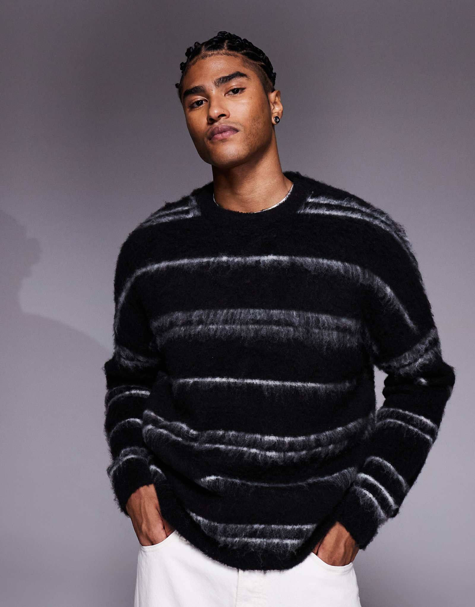 Очень пышный вязаный свитер оверсайз от ASOS DESIGN в черно-белую полоску 9190₽