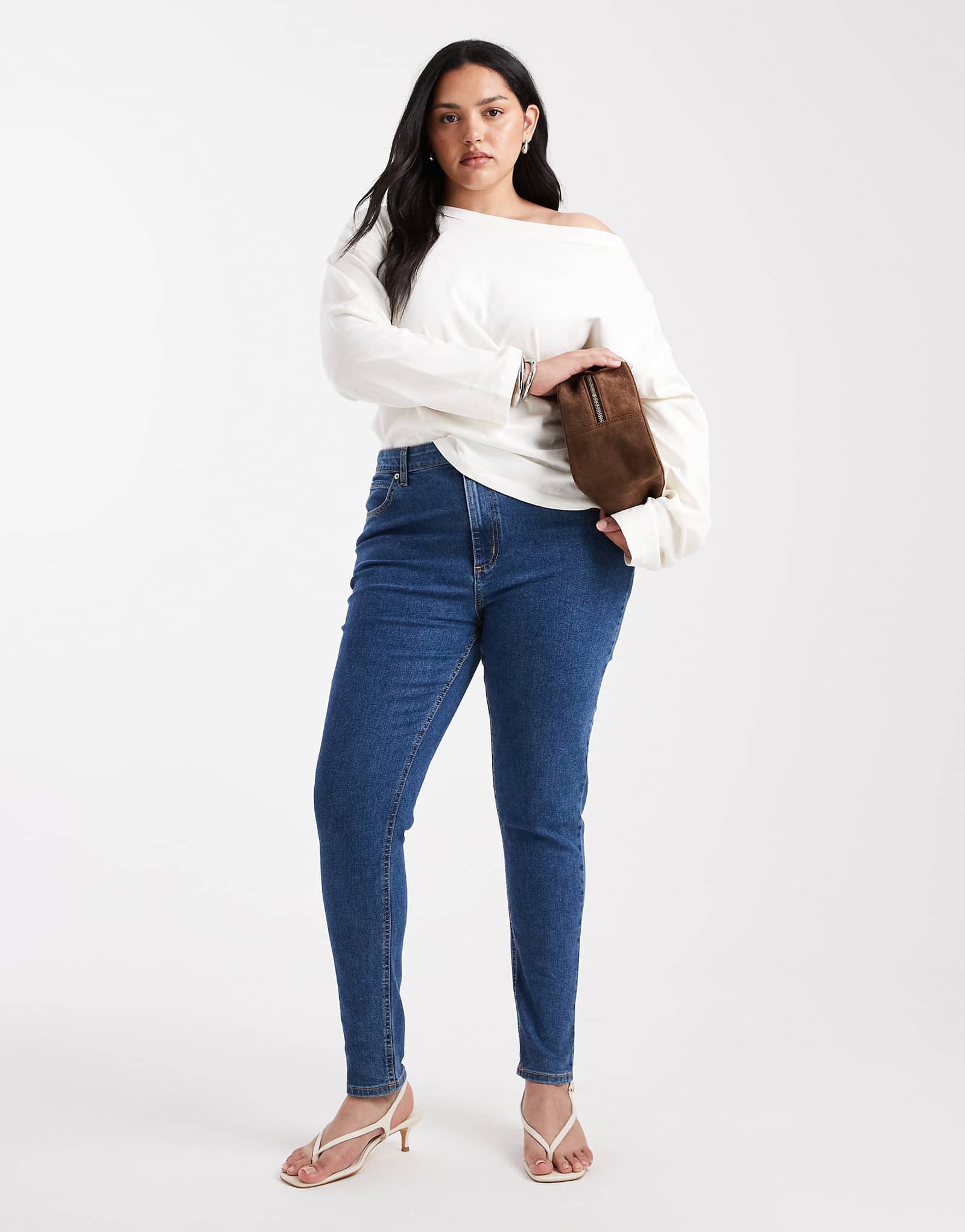 Зауженные джинсы ASOS DESIGN Curve средне-синего цвета 6790₽