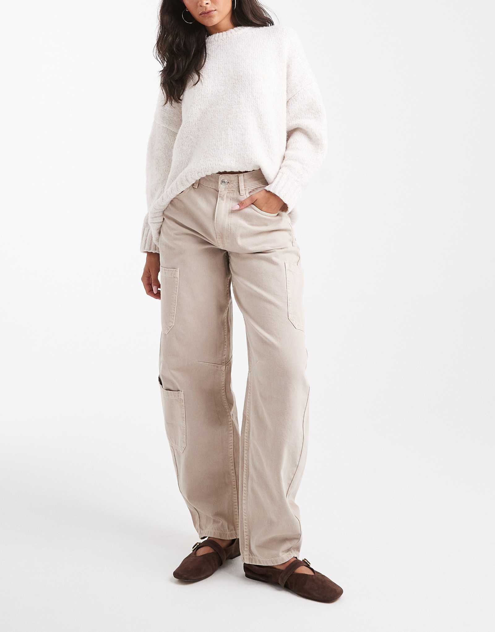 ДИЗАЙНЕРСКИЕ джинсы-бочкообразки ASOS с практичными деталями нейтрального оттенка 6090₽