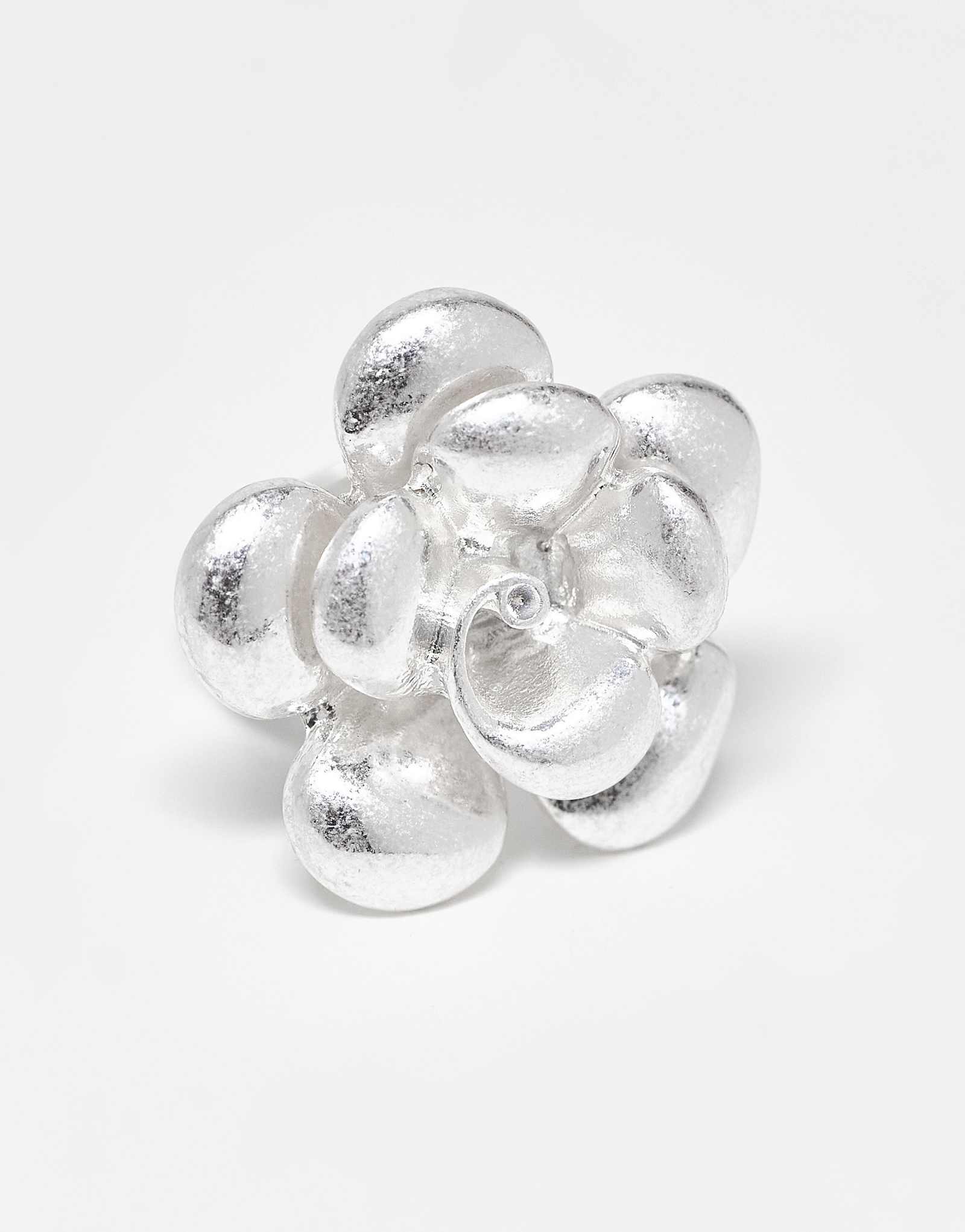 Кольцо с цветочным узором ASOS DESIGN Curve в серебристом цвете 2490₽