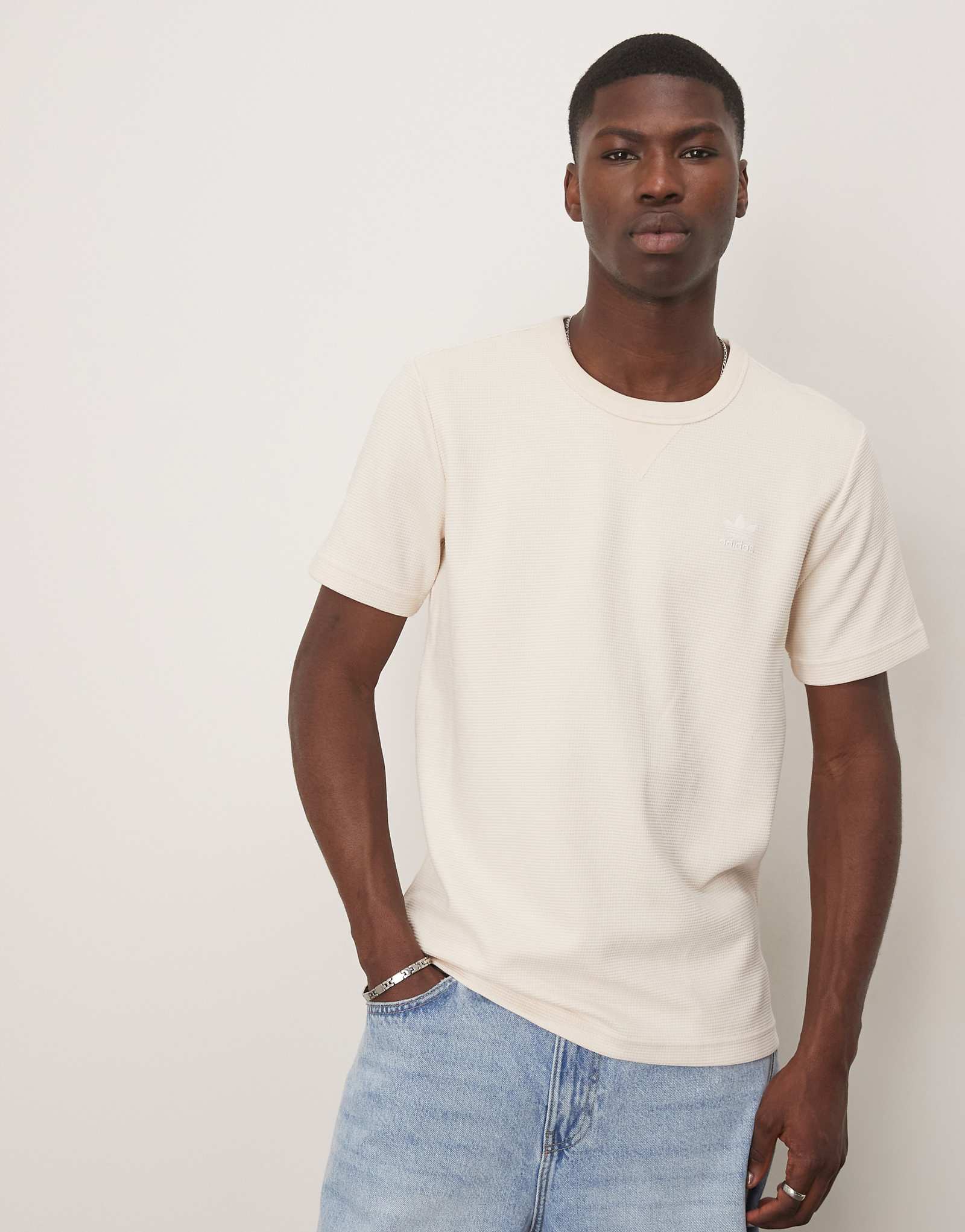 Вафельная футболка adidas Originals Essentials кремового цвета 6090₽