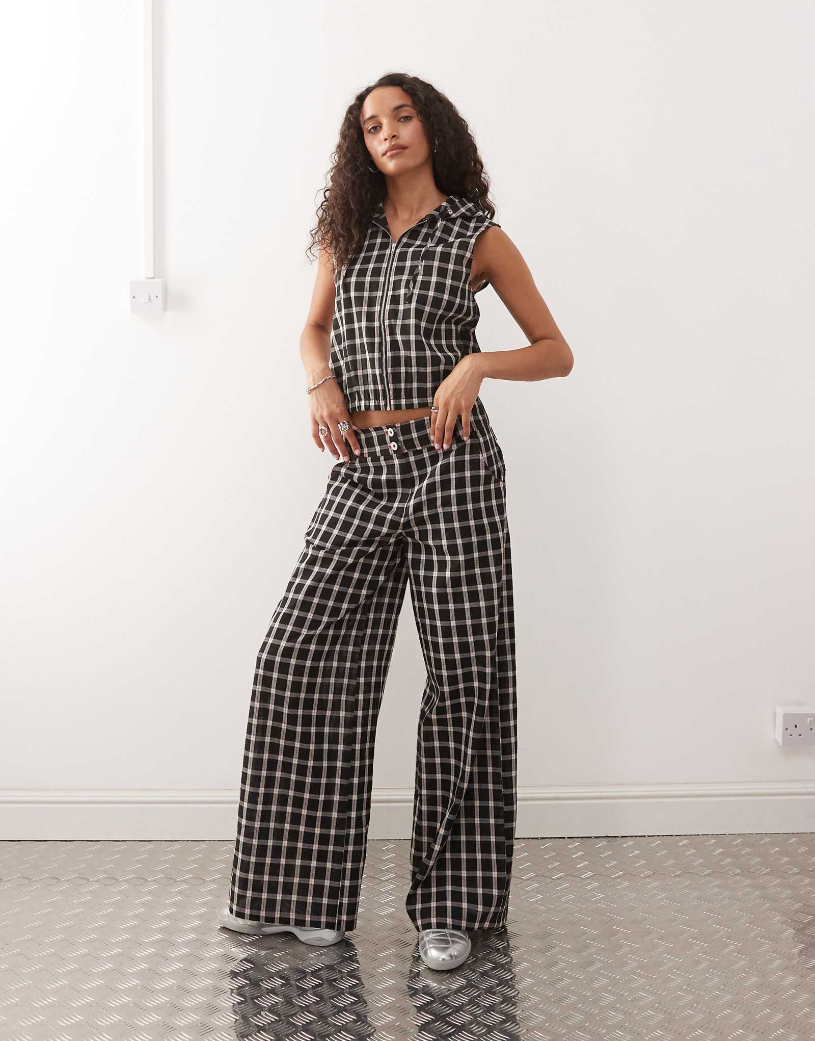 Брюки в клетку COLLUSION с застежкой на пуговицы 12290₽