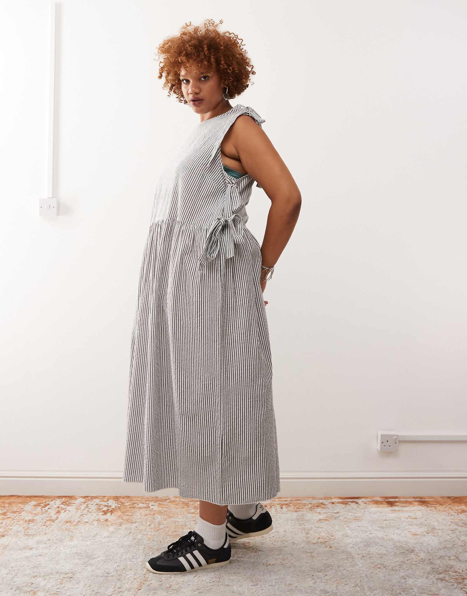 Миди-платье COLLUSION Plus с завязками на шее в серую и белую полоску 11490₽