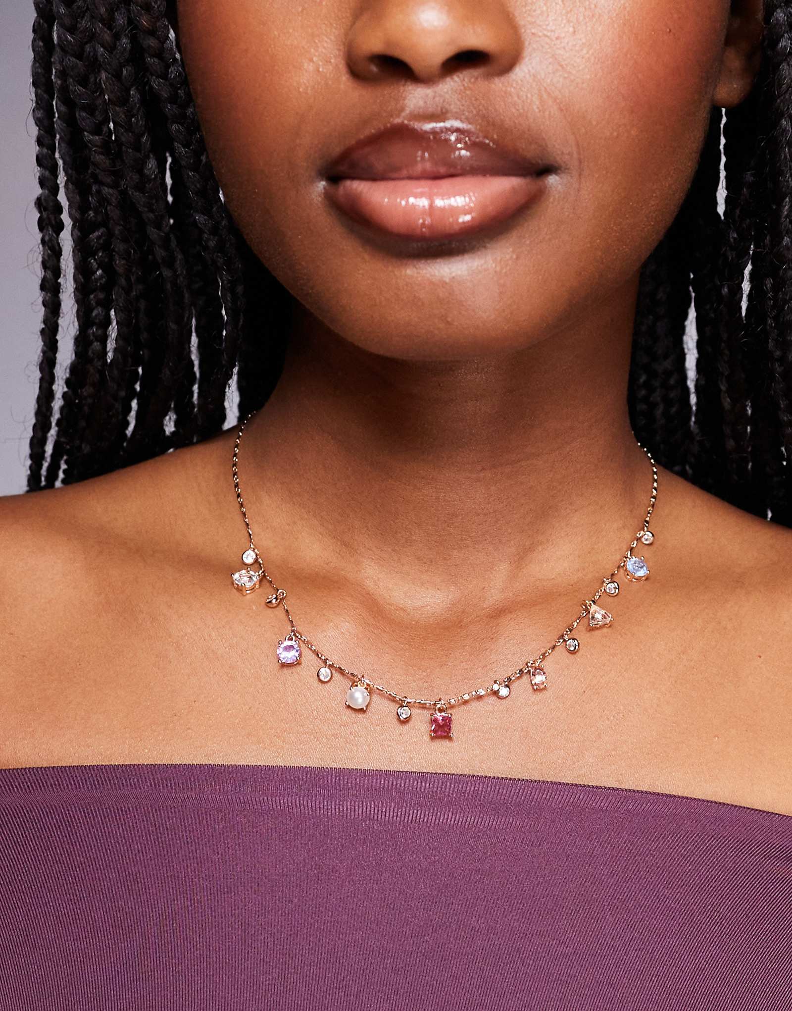 Золотое колье-шарм с разноцветными драгоценными камнями пастельных тонов от ALDO gavabriria