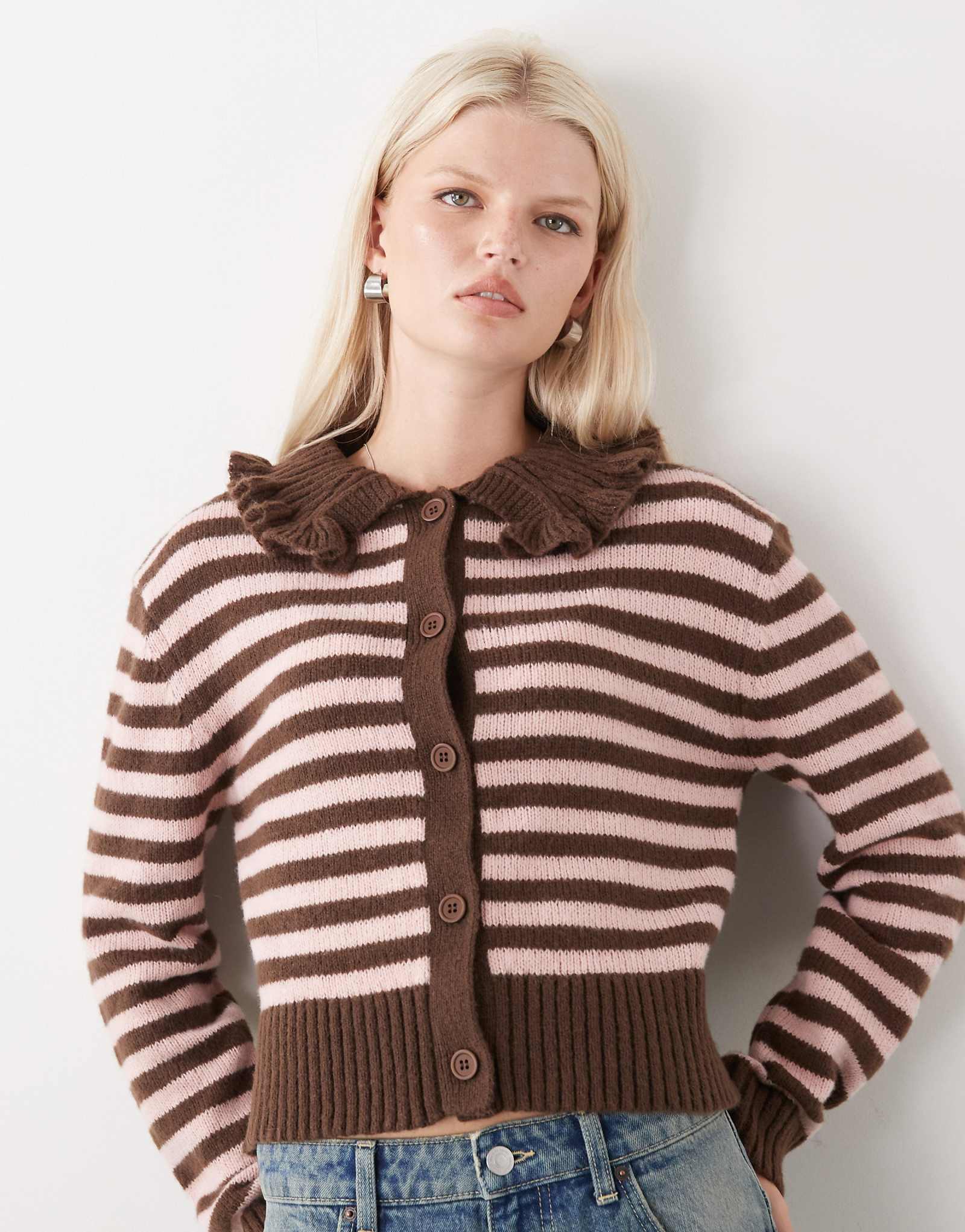 Вязаный кардиган в полоску COLLUSION с воротником-стойкой в розовую и коричневую полоску 10790₽
