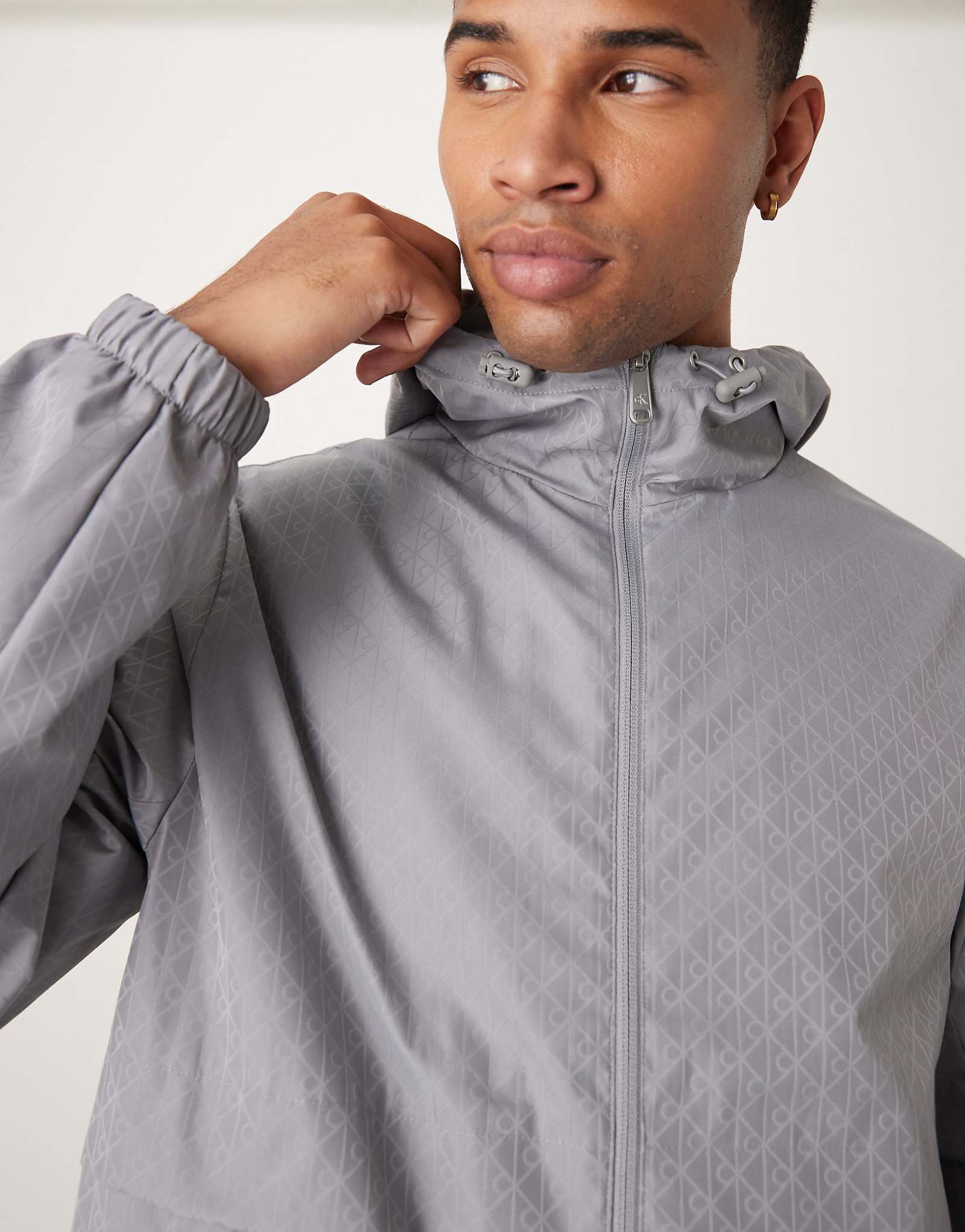 Нейло куртка-ветровка с принтом Calvin Klein Jeans серого цвета 34690₽