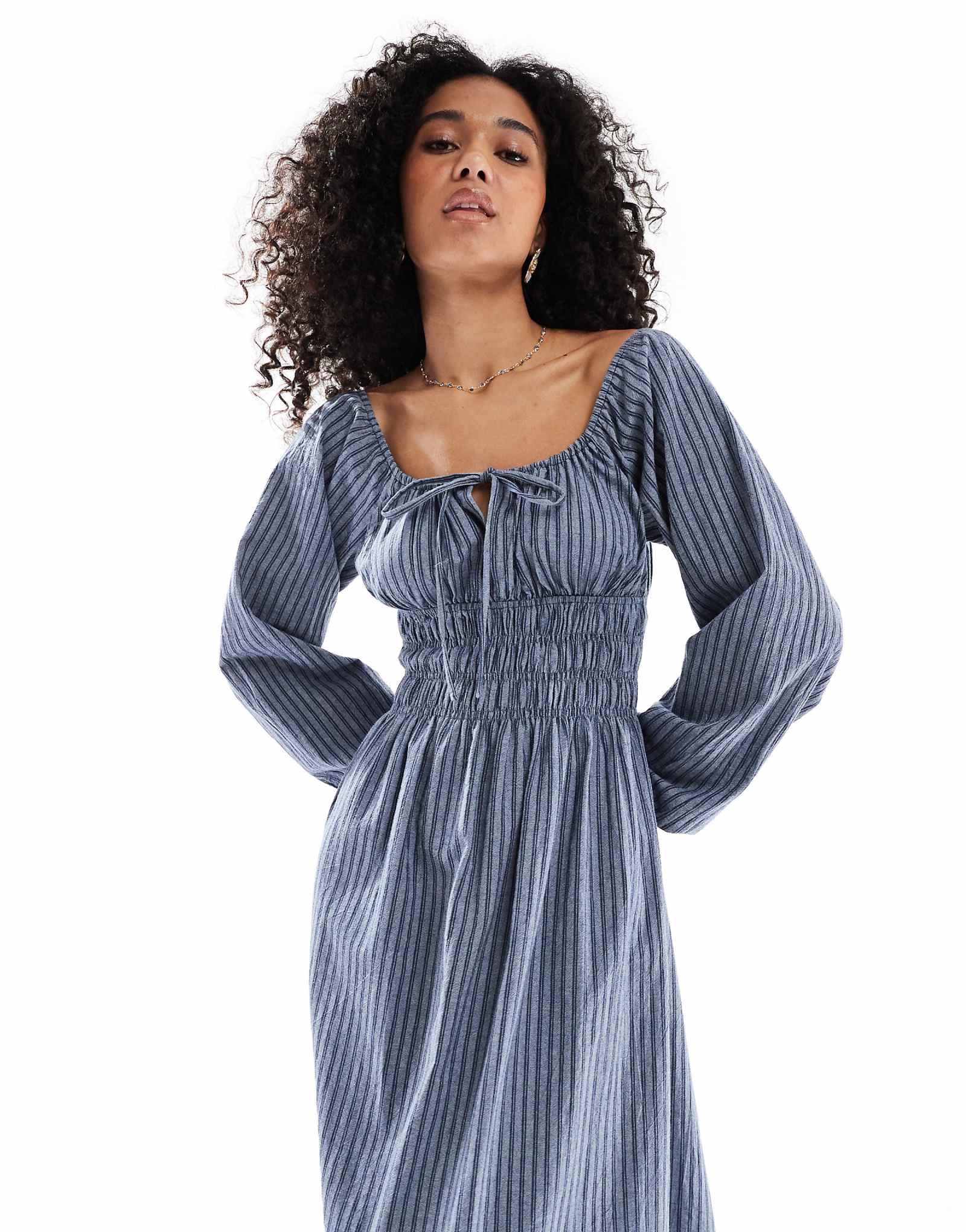 Макси-платье Daisy Street с рюшами и завязками спереди и длинными рукавами в светло-голубую полоску 11390₽