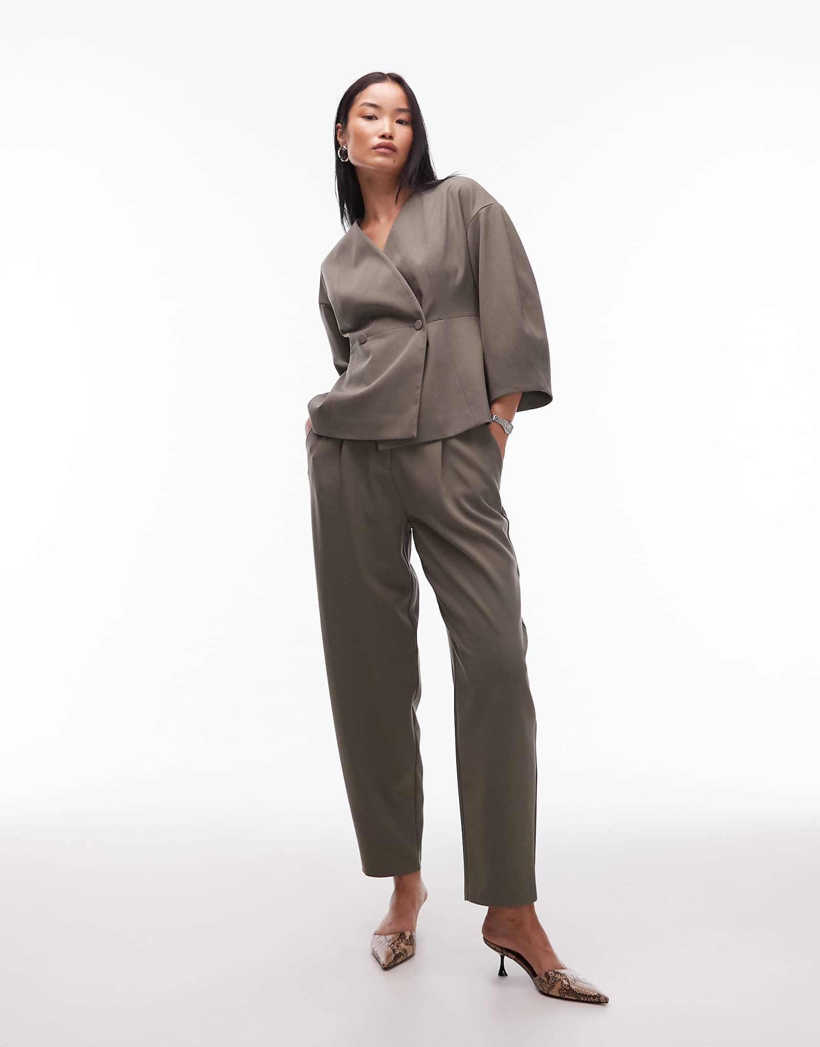 Брюки-бочкообразки с завышенной талией сшитые на заказ в сдержанном зеленом цвете - часть комплекта 17190₽