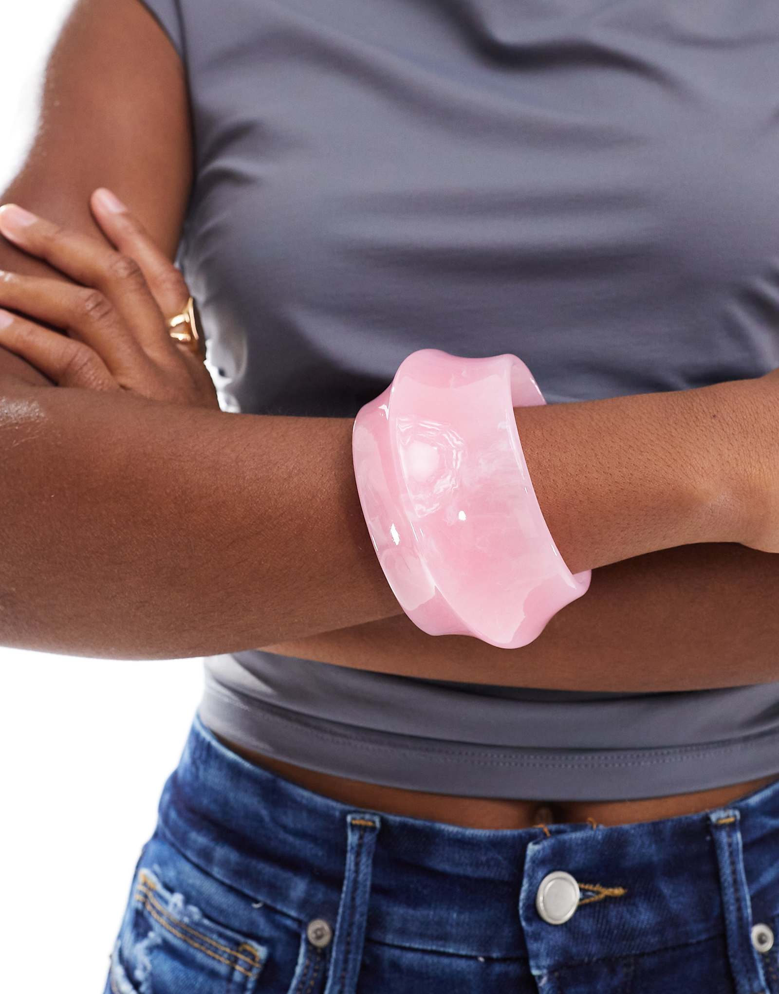 Браслет из смолы ASOS DESIGN абстрактной формы розового цвета 1990₽