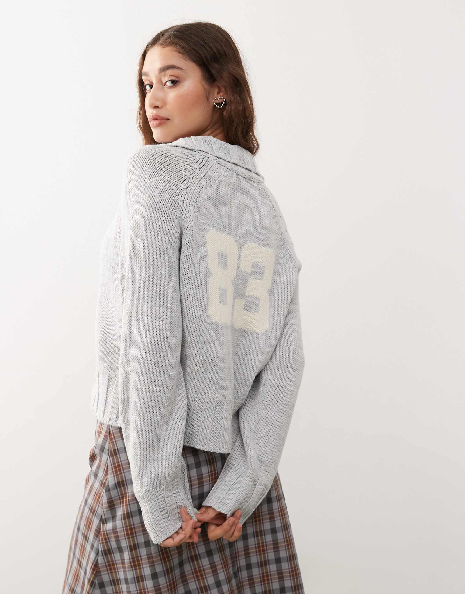 Свитер реглан плотной вязки на молнии с университетским номером серого цвета 12290₽