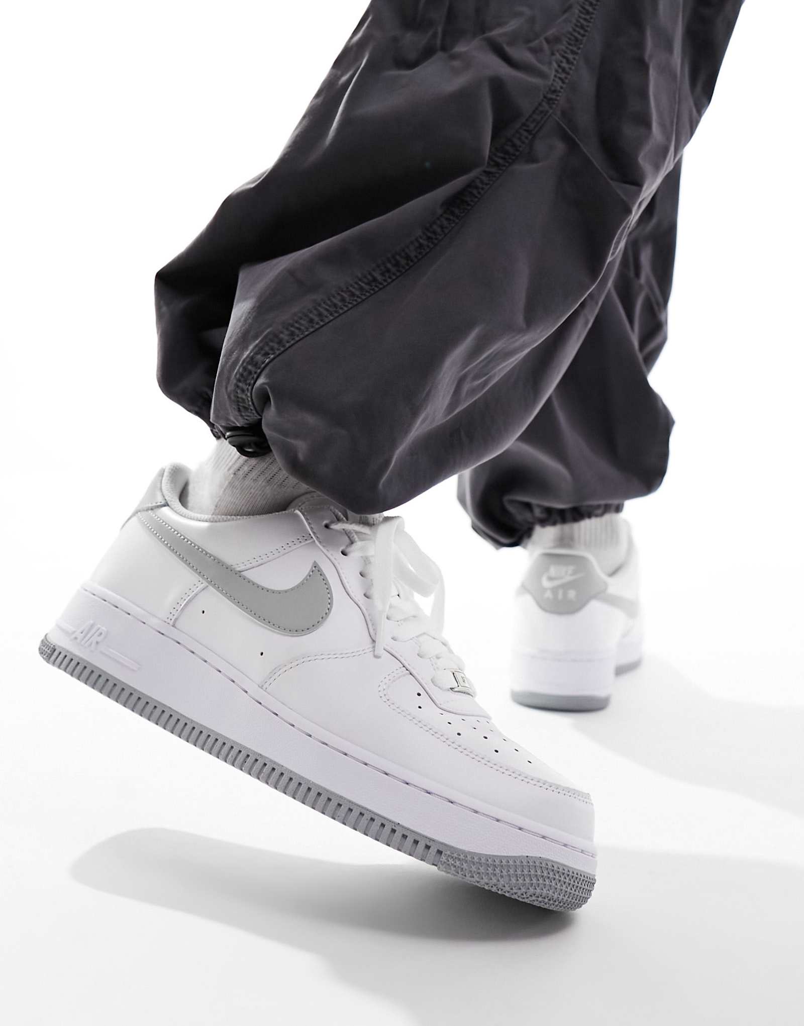 Кроссовки Nike Air Force 1 07 белого и серого цветов 23490₽