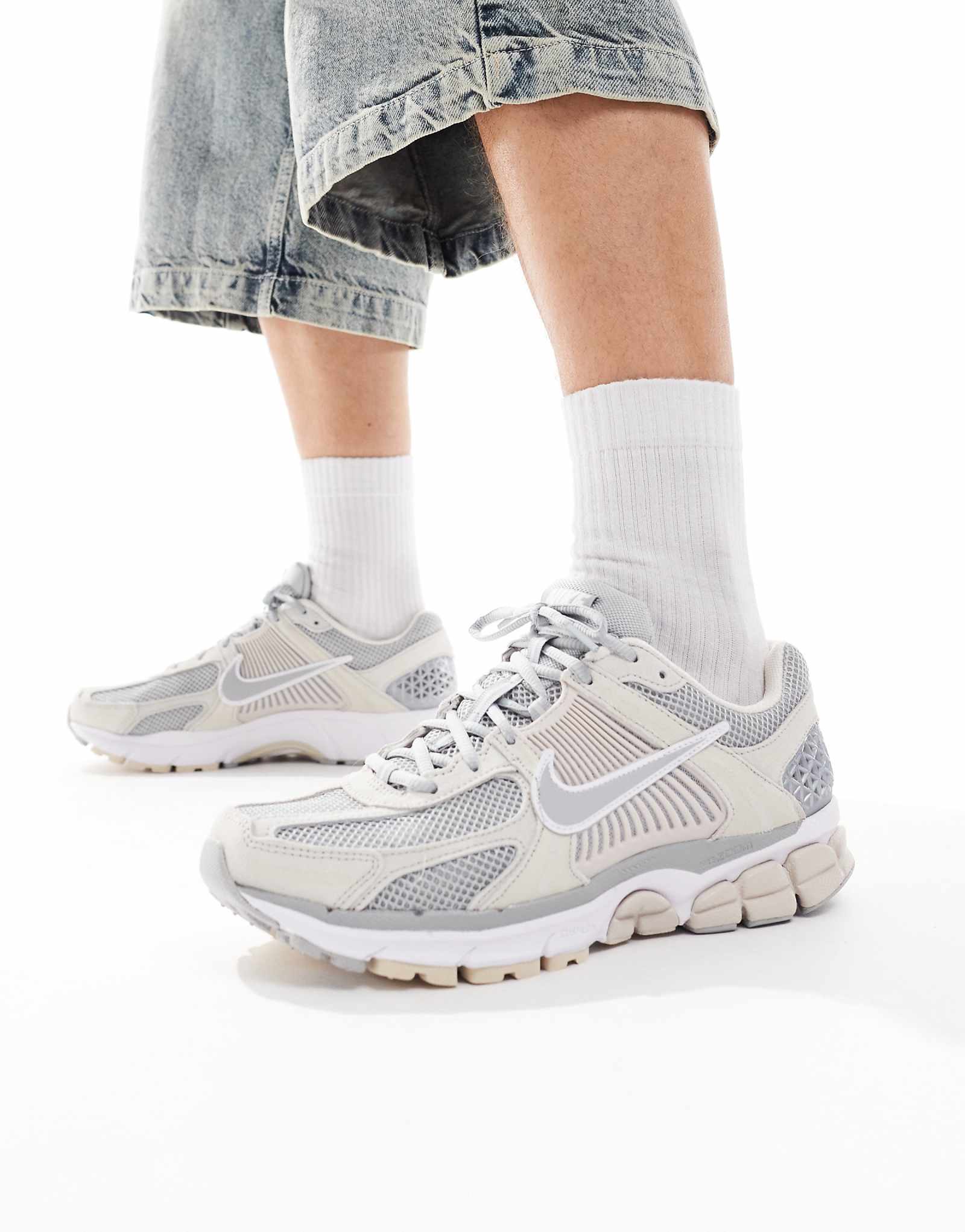 Кроссовки Nike Zoom Vomero 5 коричнево-серого цвета 32690₽