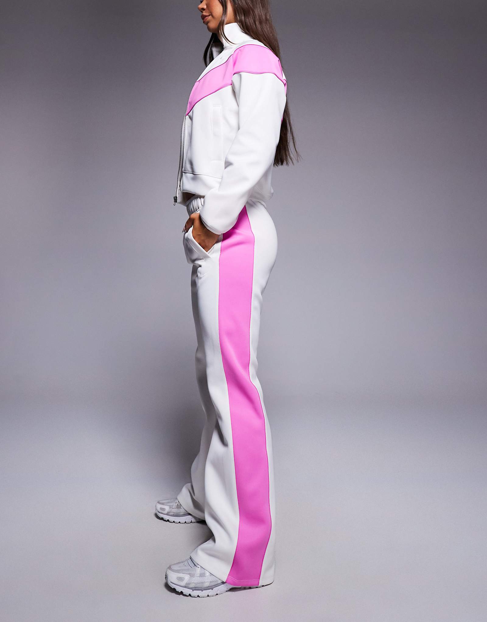 Спортивные брюки Nike Windrunner темно-белого и розового цветов 17390₽