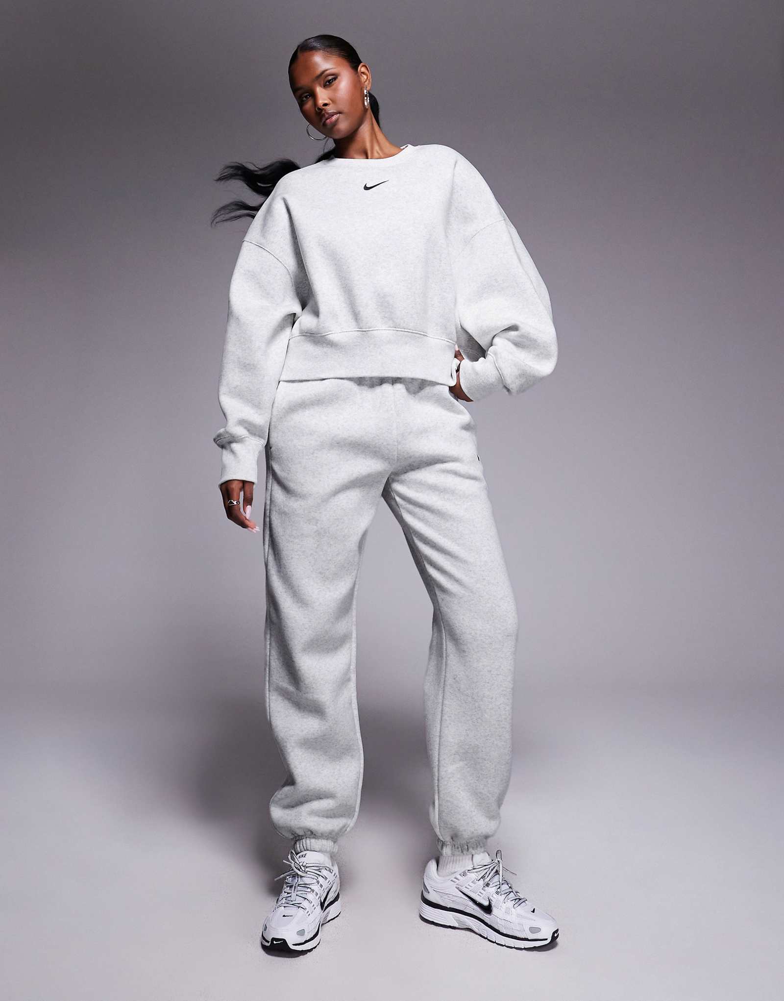 Спортивные брюки Nike Phoenix из флиса с завышенной талией серого цвета 14290₽