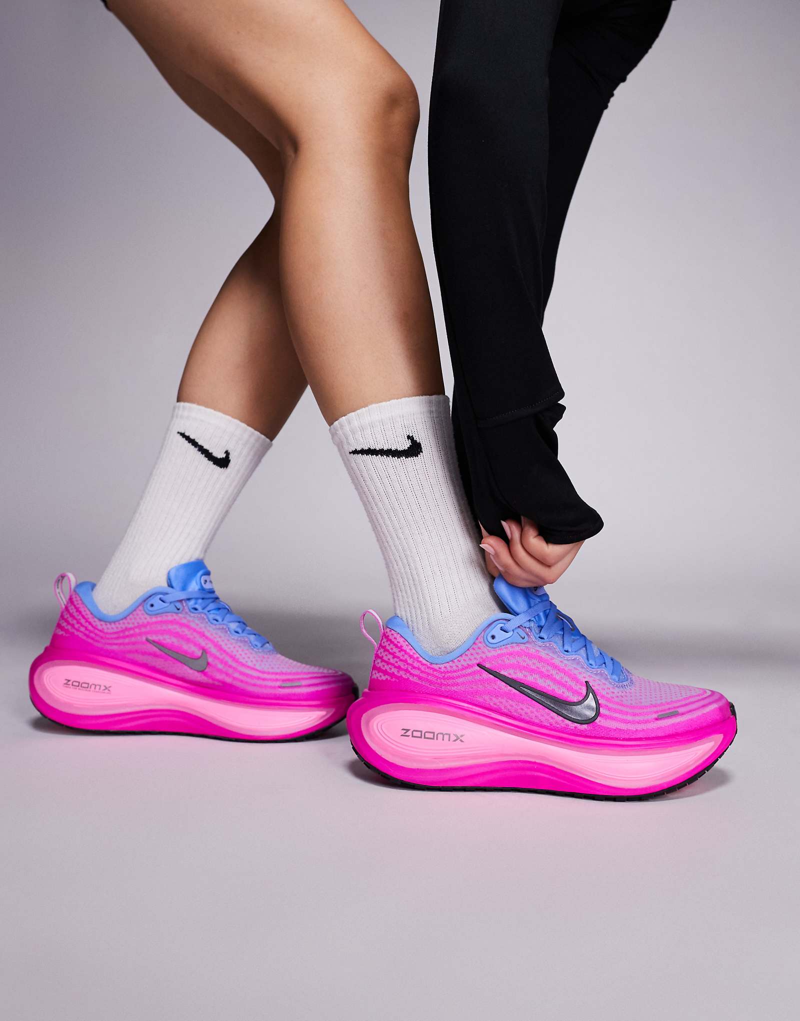 Кроссовки для бега Nike Vomero Plus фиолетового и розового цветов 36790₽