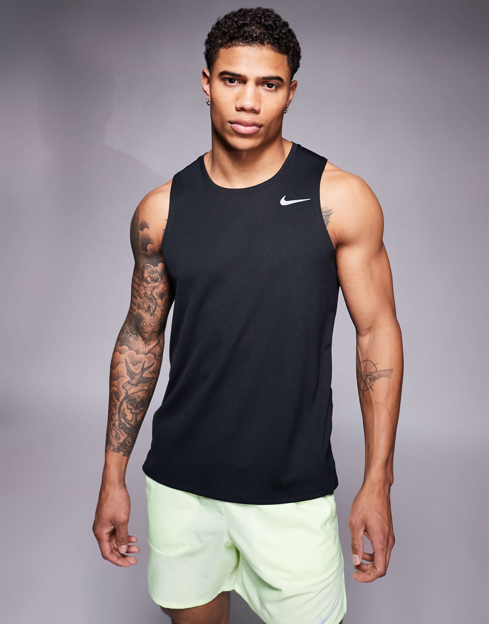 Беговая майка Nike Dri-fit Miler черного цвета 7090₽