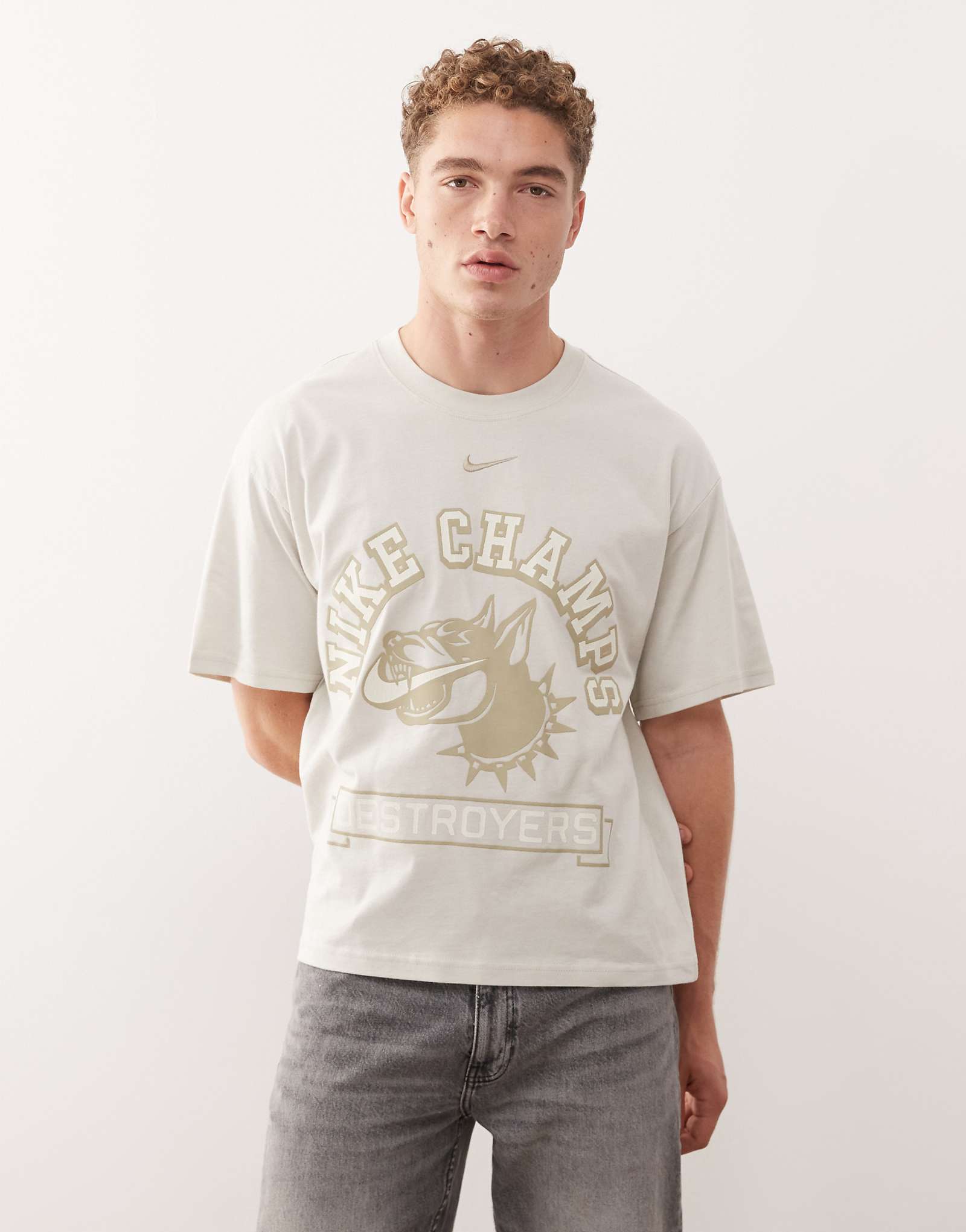 Укороченная футболка Nike Champs с графическим рисунком белоснежного цвета 6790₽