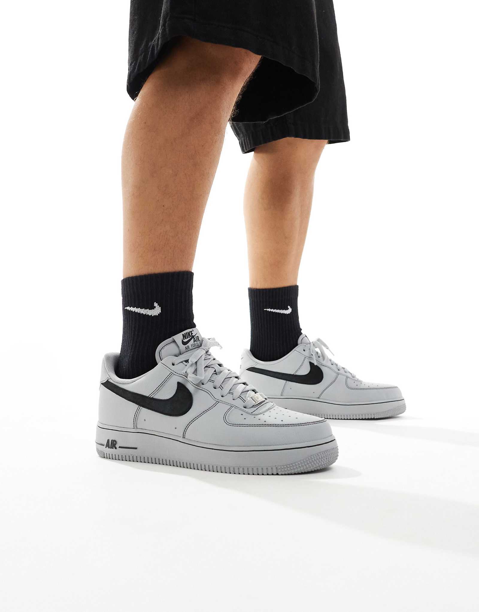 Кроссовки Nike Air Force 1 серого цвета с контрастной строчкой 25490₽