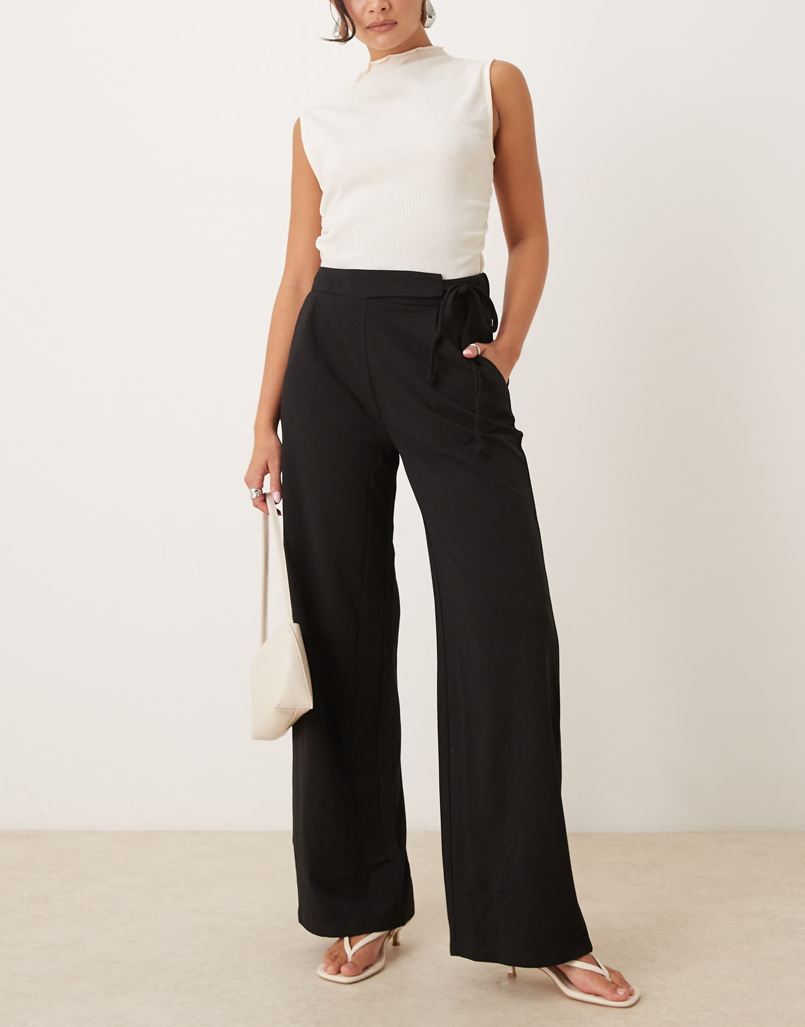 Широкие брюки с завязками JDY черного цвета 11790₽