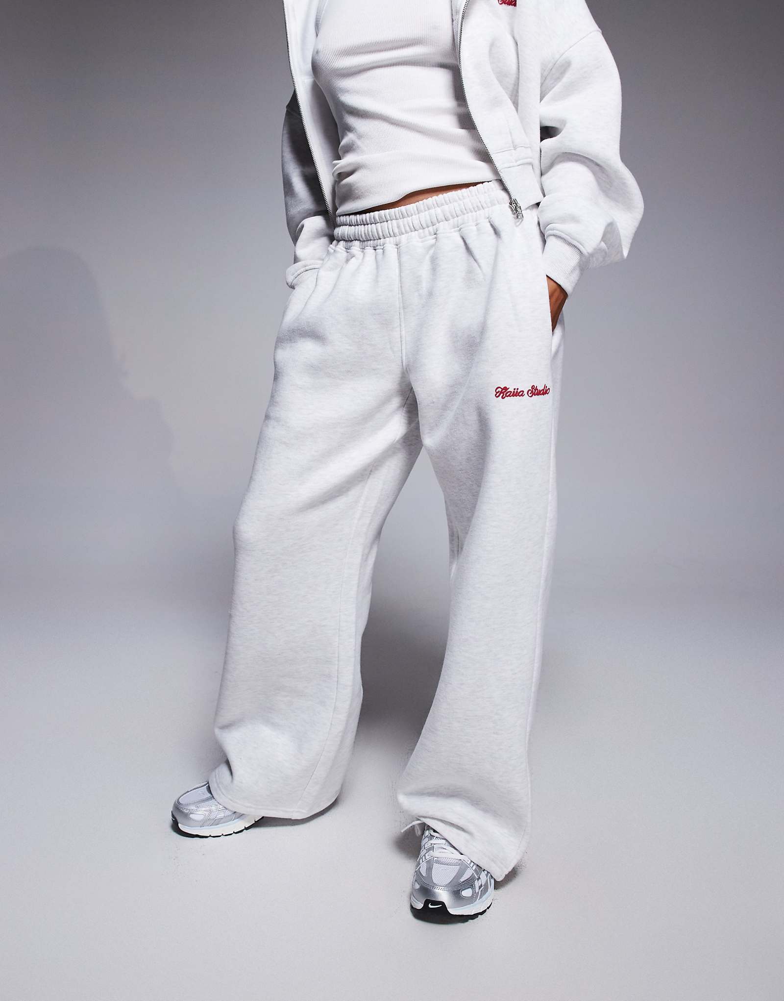 Широкие спортивные брюки Kaiia Petite с бантом вишневого цвета на заднем кармане светло-серого и красного цветов - часть комплекта