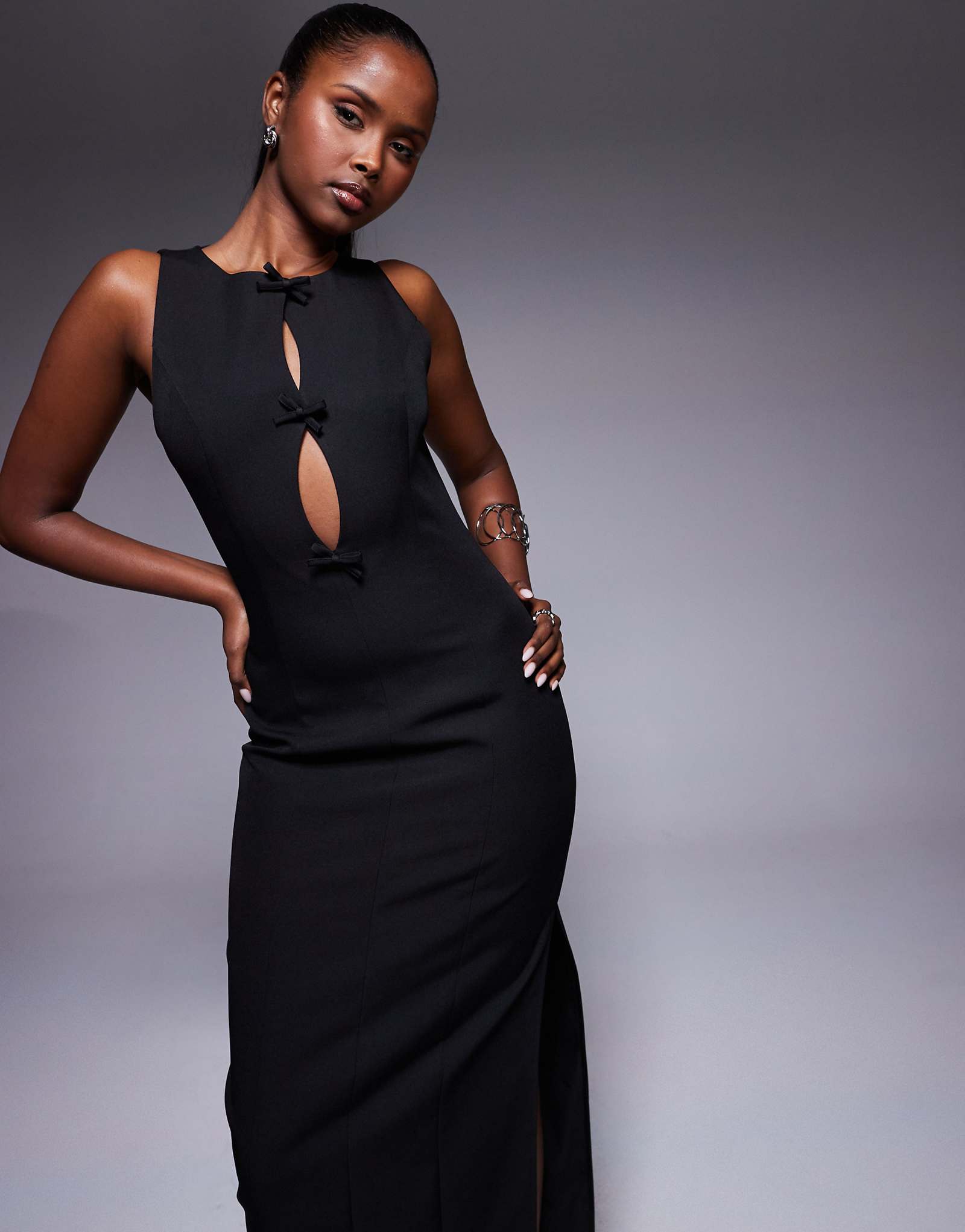Эксклюзивное макси-платье с бантом и разрезом по бокам от Kaiia черного цвета